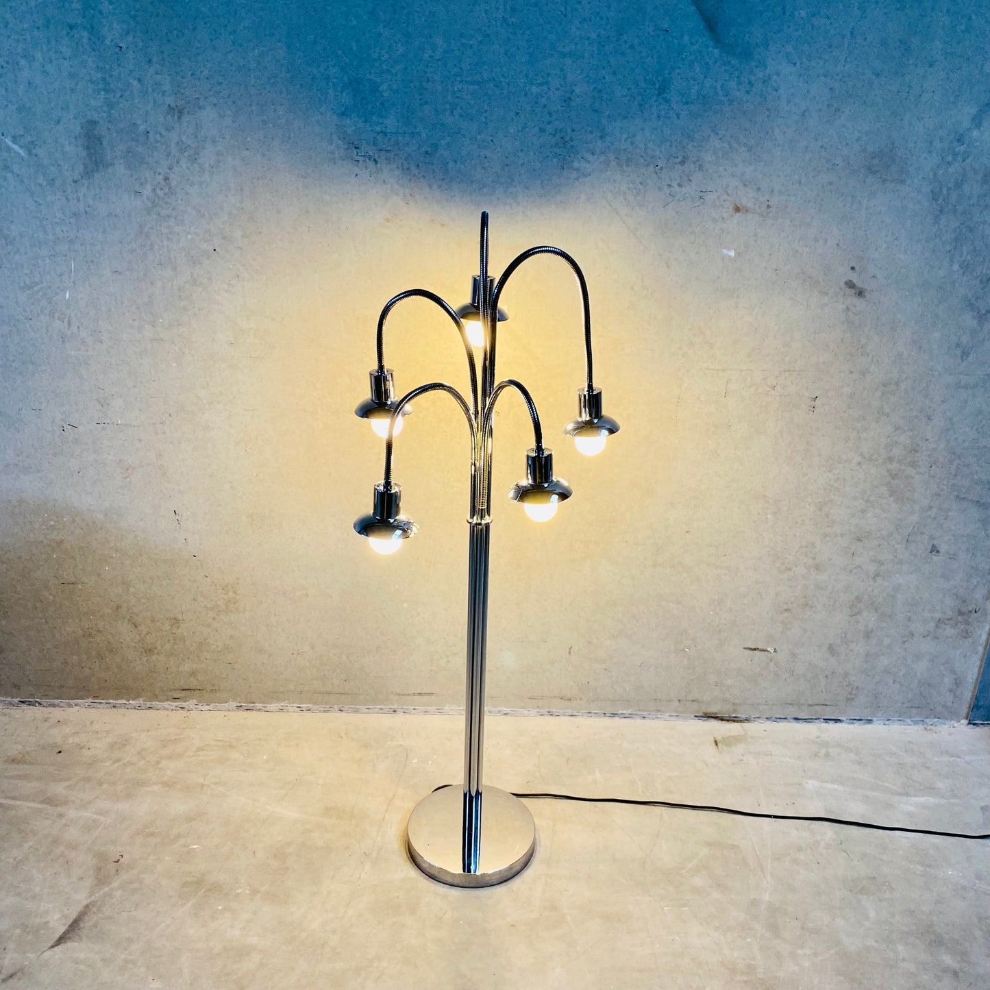 Stehlampe aus der Mitte des 20. Jahrhunderts, verchromt, mit fünf flexiblen Armen, Stil Pierre Folie für Jacques Charpentier, 1960