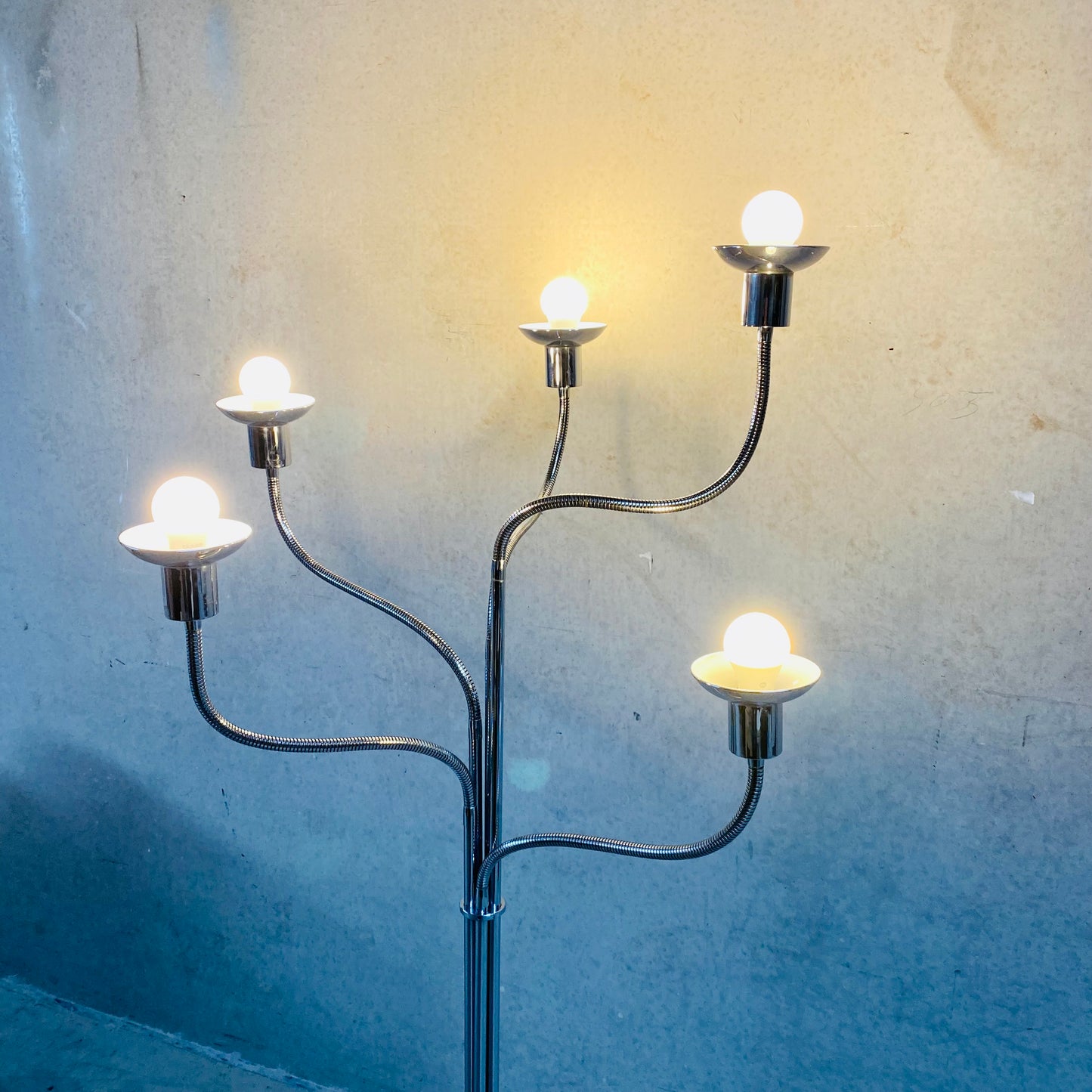 Stehlampe aus der Mitte des 20. Jahrhunderts, verchromt, mit fünf flexiblen Armen, Stil Pierre Folie für Jacques Charpentier, 1960