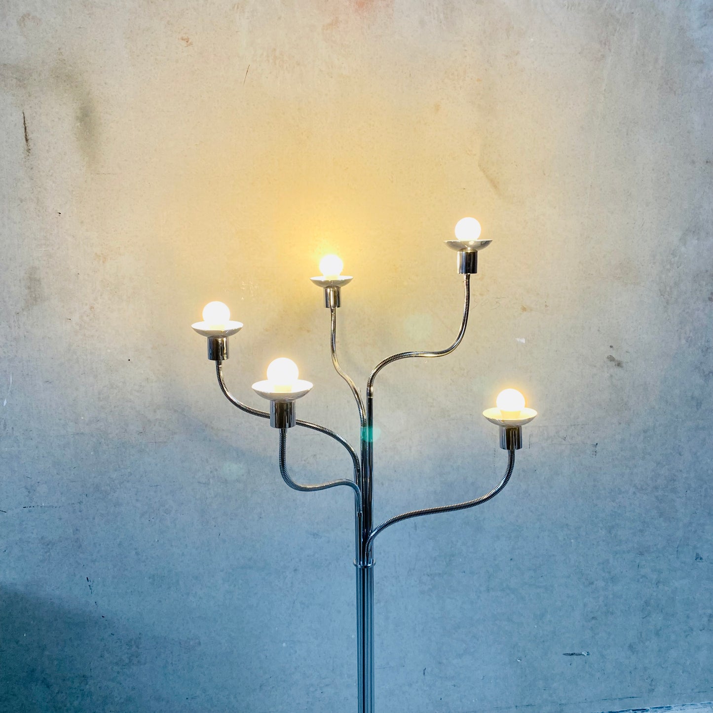 Stehlampe aus der Mitte des 20. Jahrhunderts, verchromt, mit fünf flexiblen Armen, Stil Pierre Folie für Jacques Charpentier, 1960