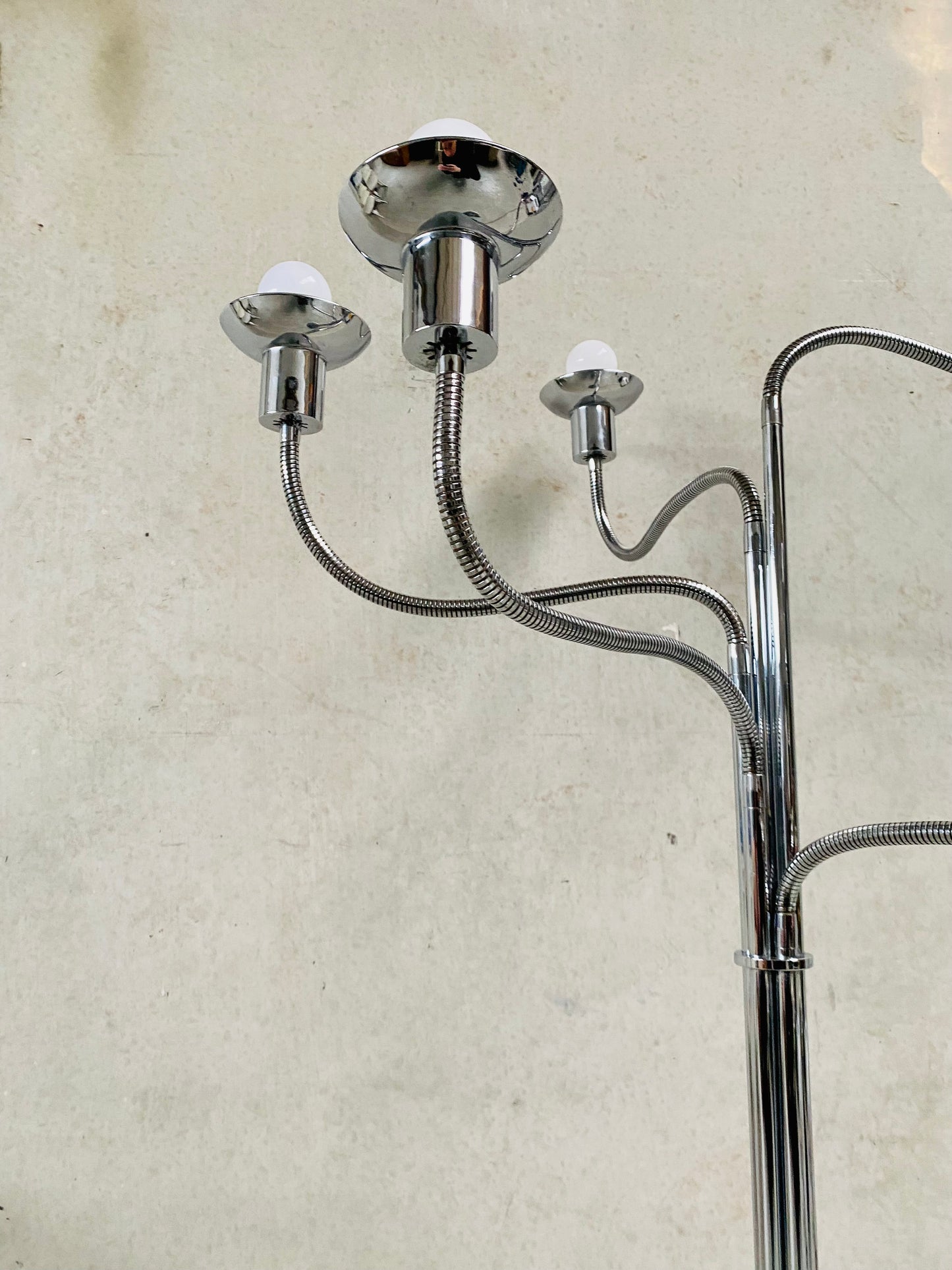 Stehlampe aus der Mitte des 20. Jahrhunderts, verchromt, mit fünf flexiblen Armen, Stil Pierre Folie für Jacques Charpentier, 1960