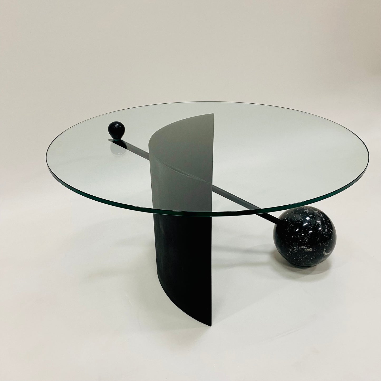 Geometrischer Couchtisch im italienischen Design mit Glasplatte, schwarzem Marmorgestell und Stahlfuß, Italien 1980