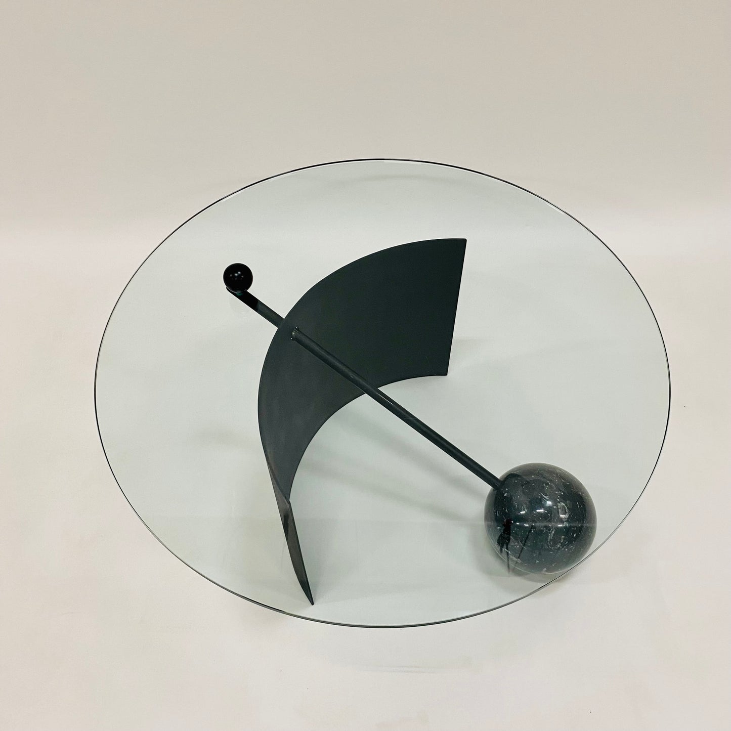 Geometrischer Couchtisch im italienischen Design mit Glasplatte, schwarzem Marmorgestell und Stahlfuß, Italien 1980