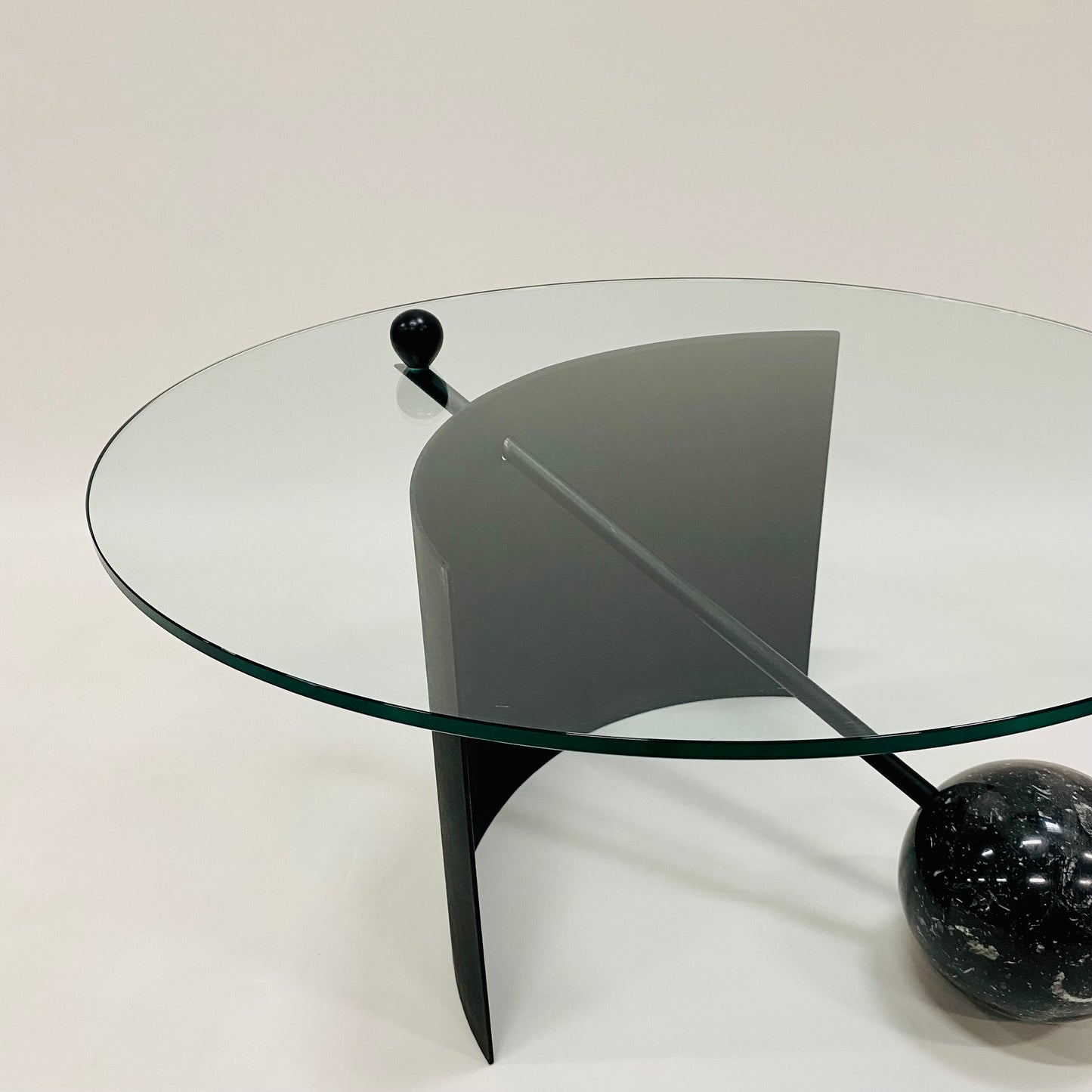 Geometrischer Couchtisch im italienischen Design mit Glasplatte, schwarzem Marmorgestell und Stahlfuß, Italien 1980