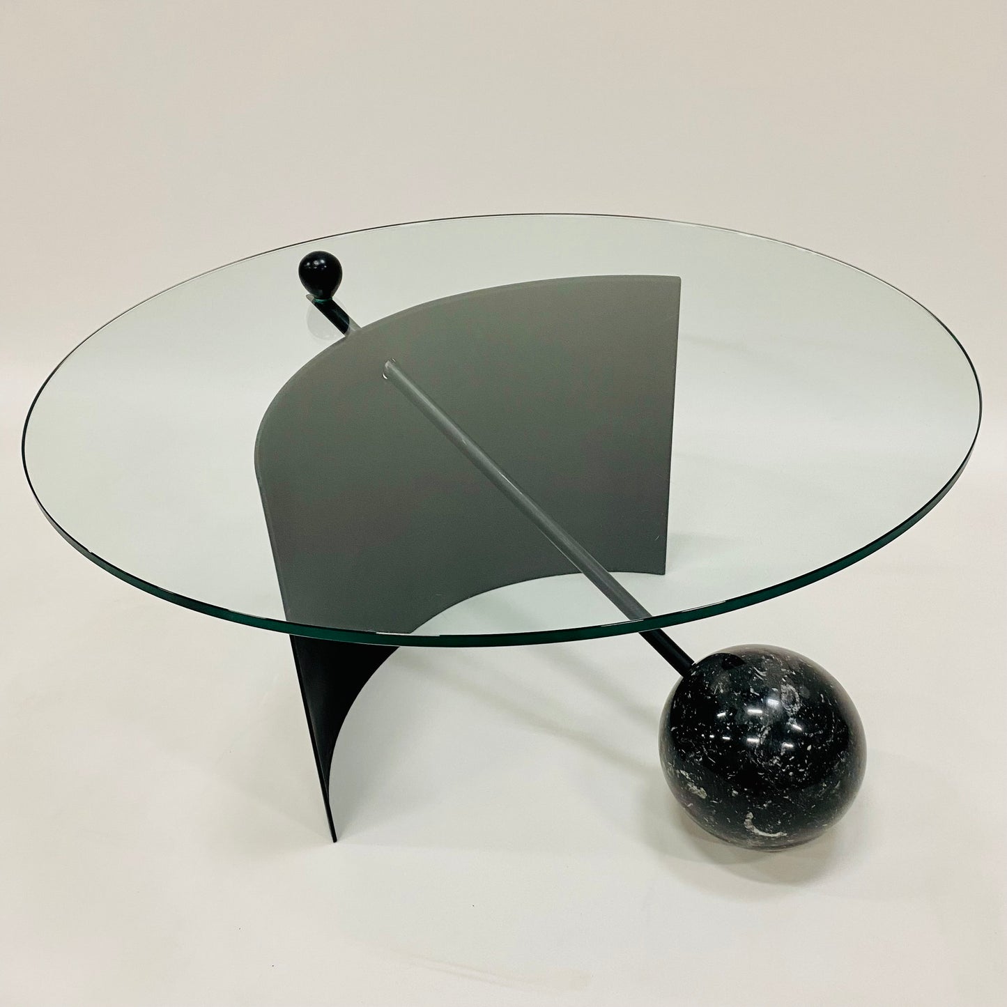 Geometrischer Couchtisch im italienischen Design mit Glasplatte, schwarzem Marmorgestell und Stahlfuß, Italien 1980