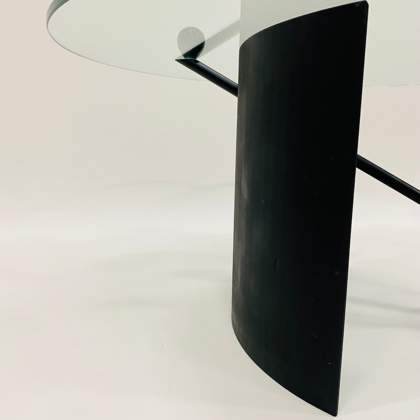 Geometrischer Couchtisch im italienischen Design mit Glasplatte, schwarzem Marmorgestell und Stahlfuß, Italien 1980