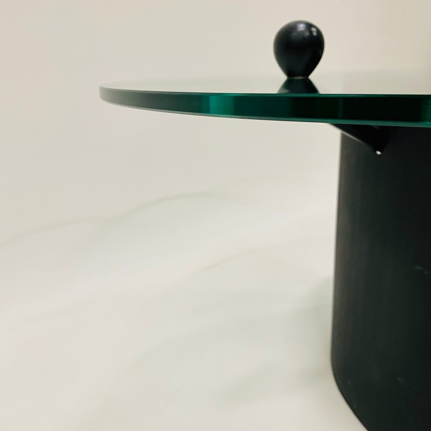 Geometrischer Couchtisch im italienischen Design mit Glasplatte, schwarzem Marmorgestell und Stahlfuß, Italien 1980