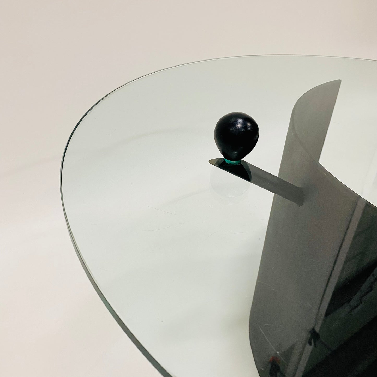 Geometrischer Couchtisch im italienischen Design mit Glasplatte, schwarzem Marmorgestell und Stahlfuß, Italien 1980