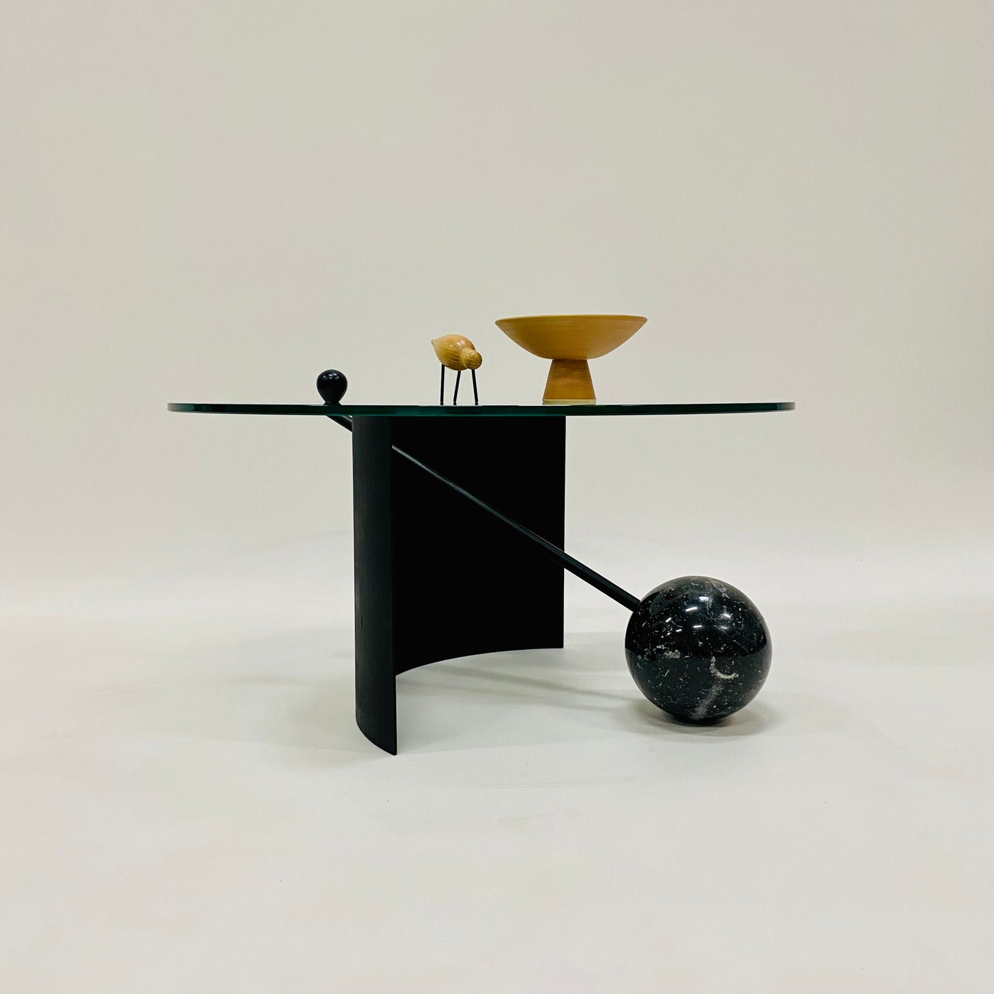 Geometrischer Couchtisch im italienischen Design mit Glasplatte, schwarzem Marmorgestell und Stahlfuß, Italien 1980
