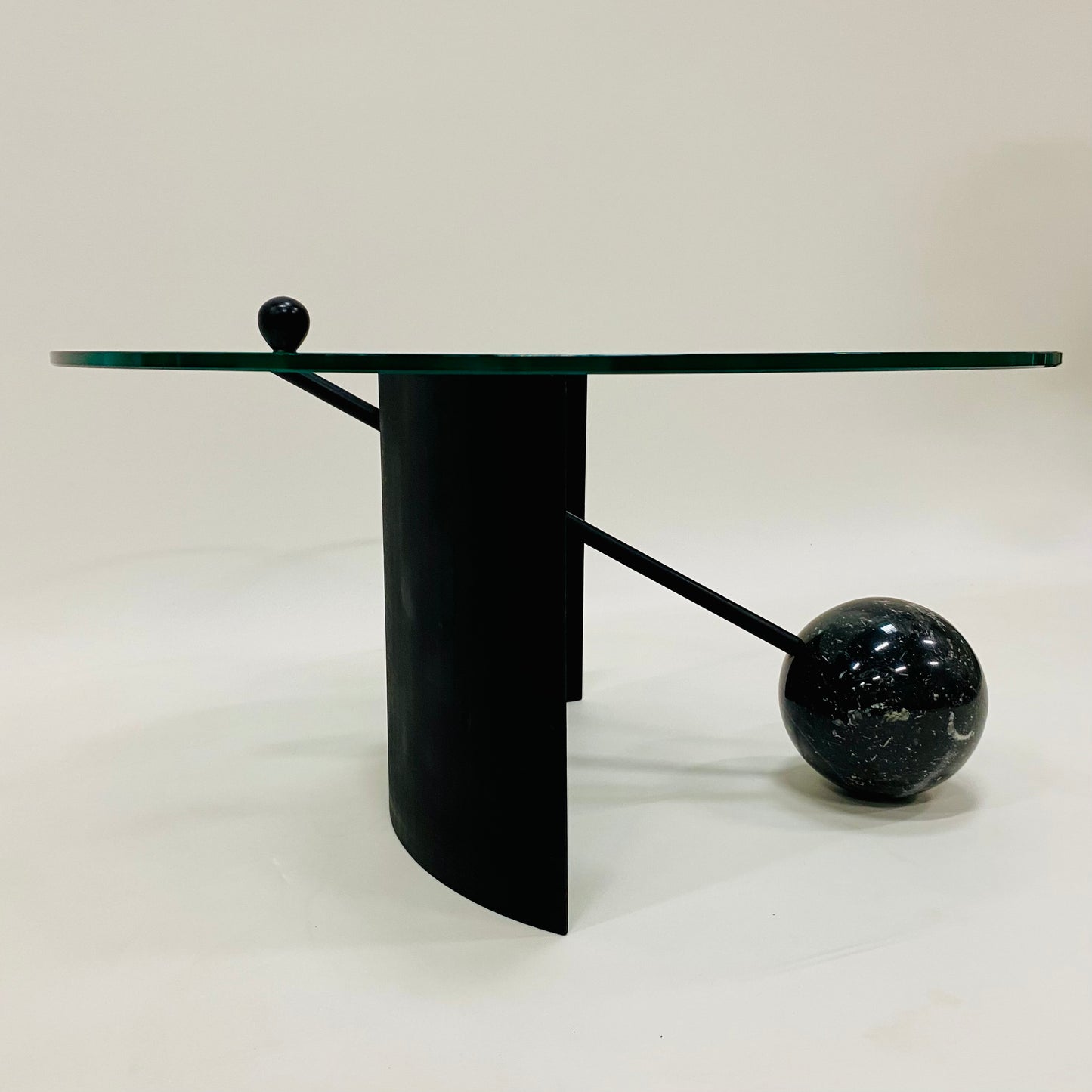 Geometrischer Couchtisch im italienischen Design mit Glasplatte, schwarzem Marmorgestell und Stahlfuß, Italien 1980