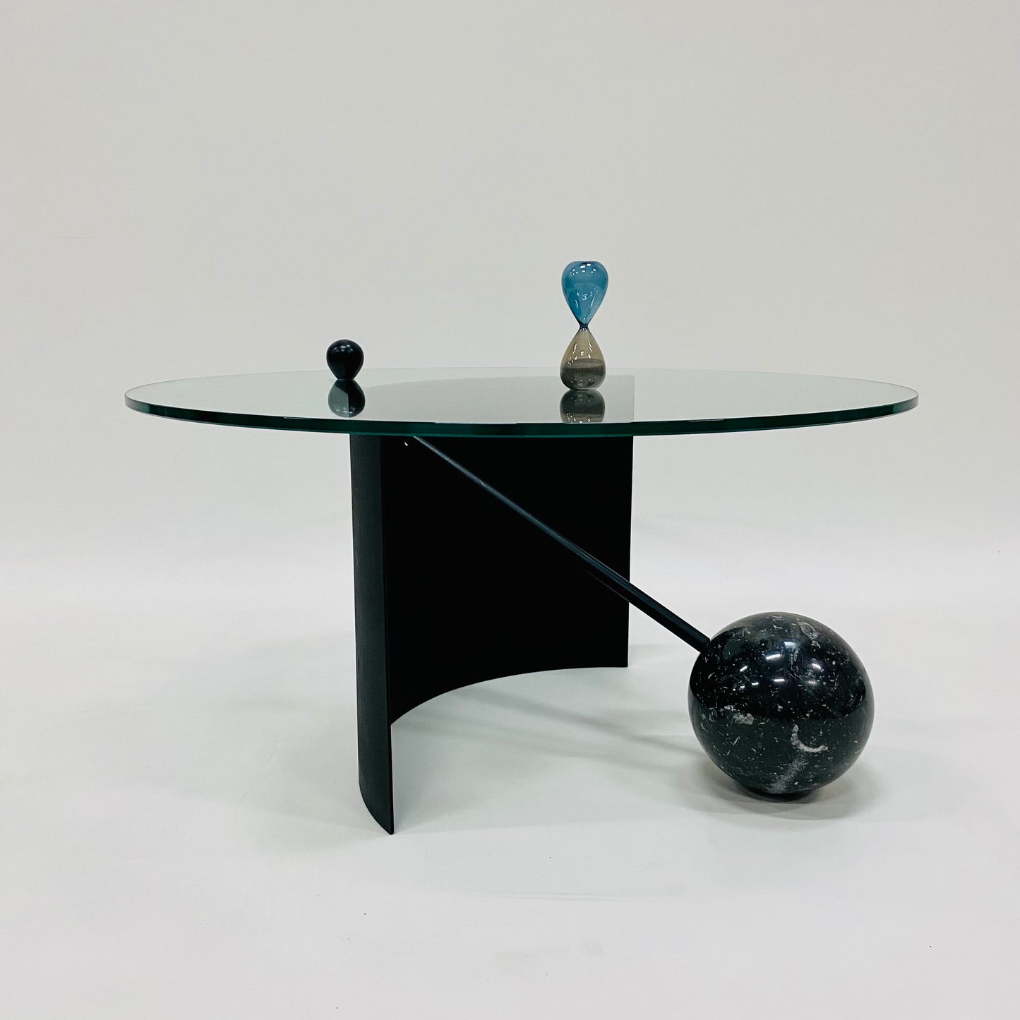 Geometrischer Couchtisch im italienischen Design mit Glasplatte, schwarzem Marmorgestell und Stahlfuß, Italien 1980