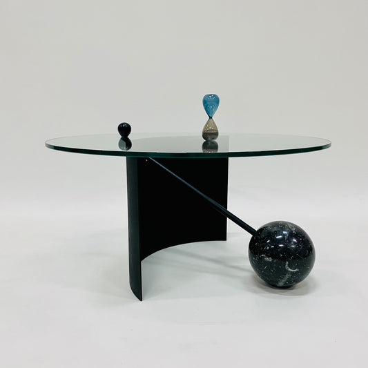 Geometrischer Couchtisch im italienischen Design mit Glasplatte, schwarzem Marmorgestell und Stahlfuß, Italien 1980