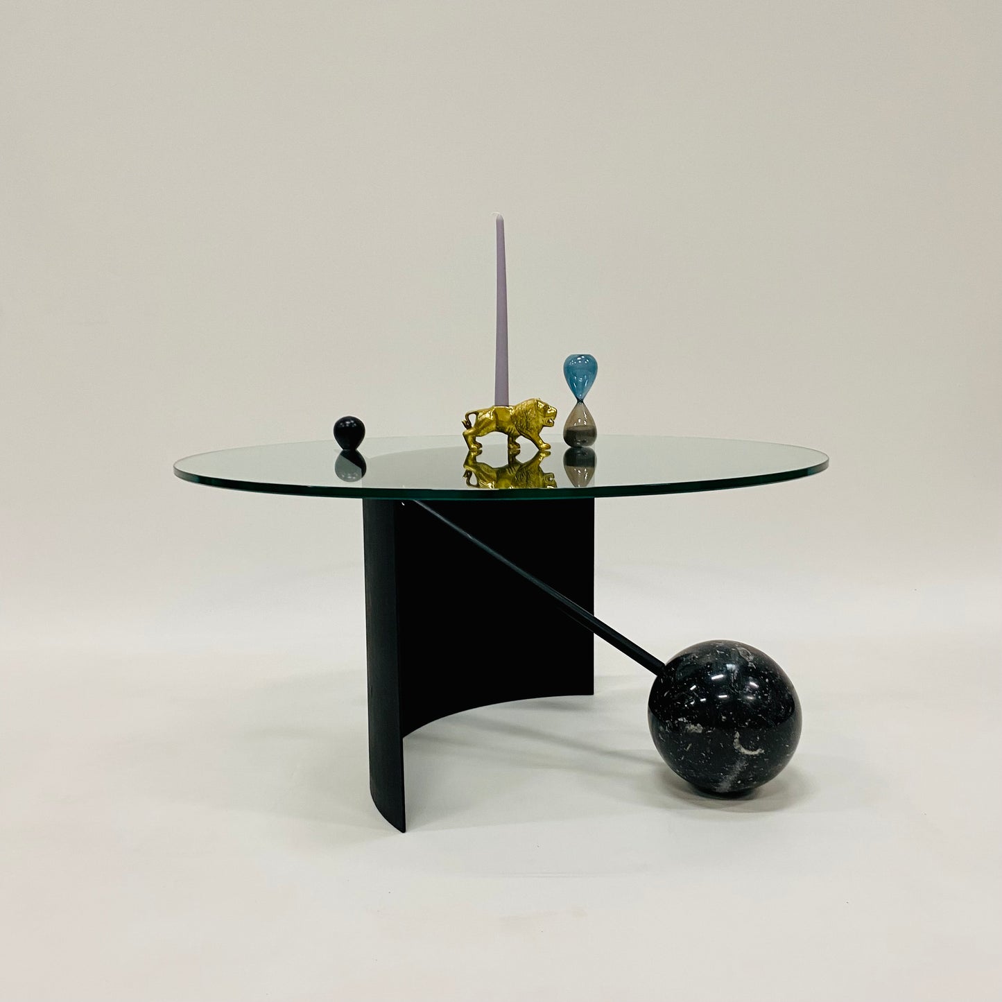 Geometrischer Couchtisch im italienischen Design mit Glasplatte, schwarzem Marmorgestell und Stahlfuß, Italien 1980