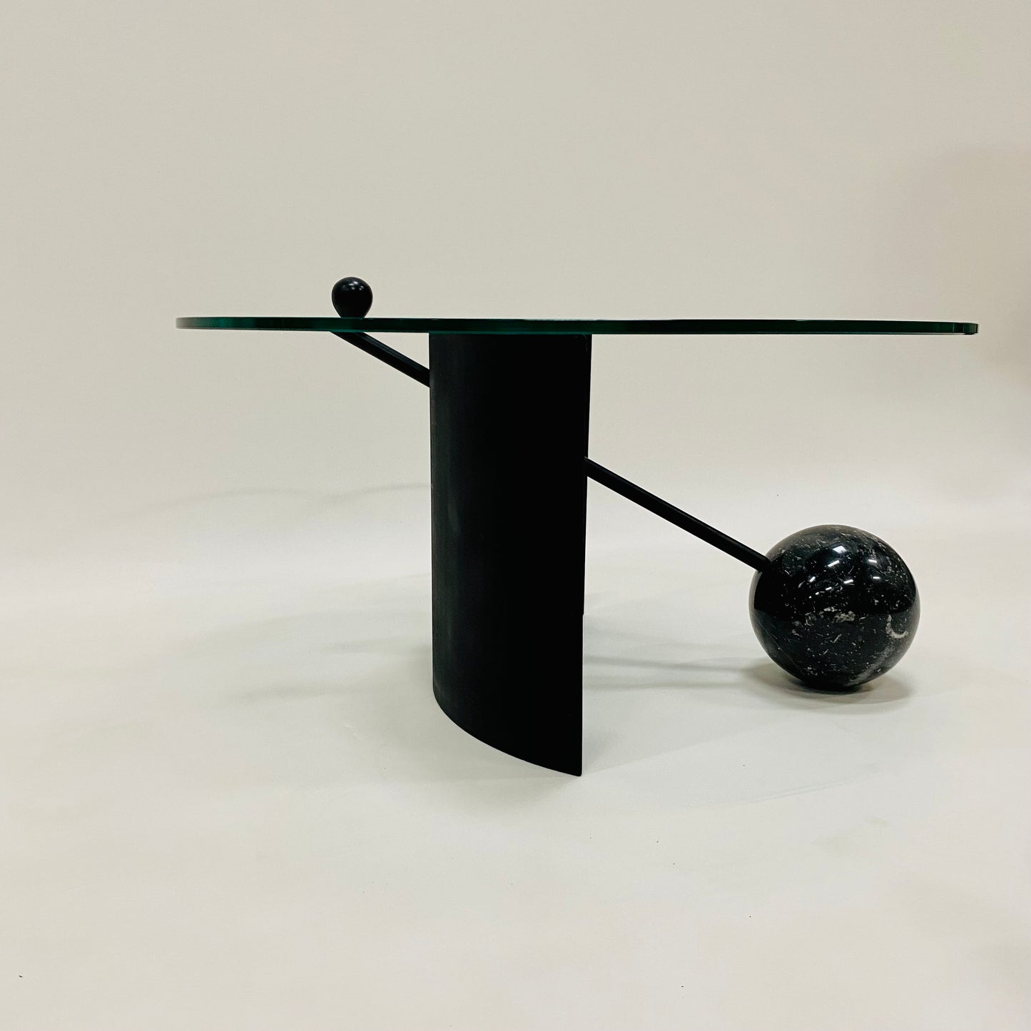 Geometrischer Couchtisch im italienischen Design mit Glasplatte, schwarzem Marmorgestell und Stahlfuß, Italien 1980
