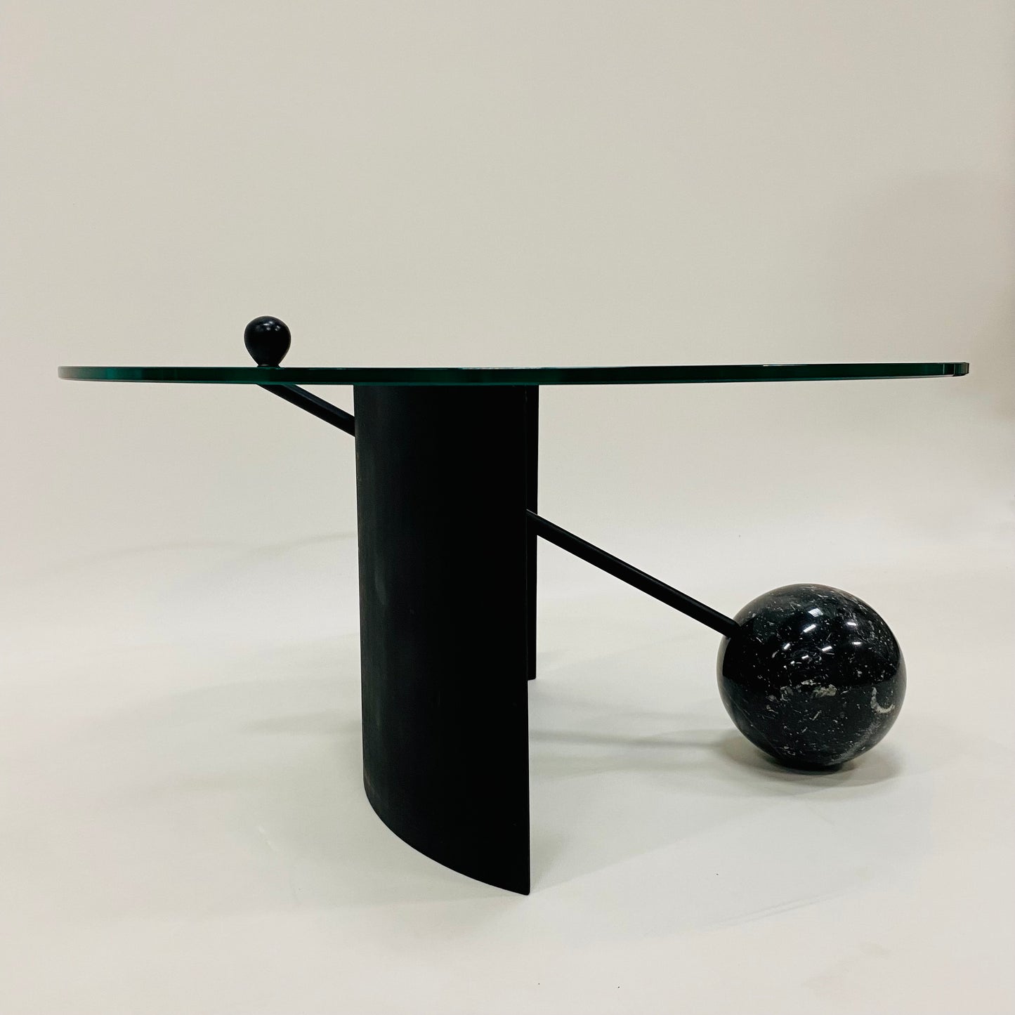 Geometrischer Couchtisch im italienischen Design mit Glasplatte, schwarzem Marmorgestell und Stahlfuß, Italien 1980