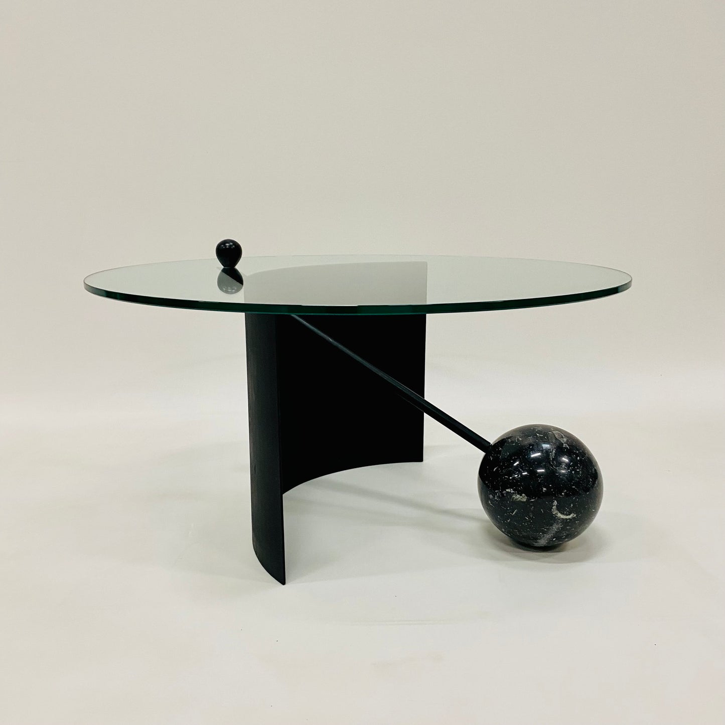 Geometrischer Couchtisch im italienischen Design mit Glasplatte, schwarzem Marmorgestell und Stahlfuß, Italien 1980