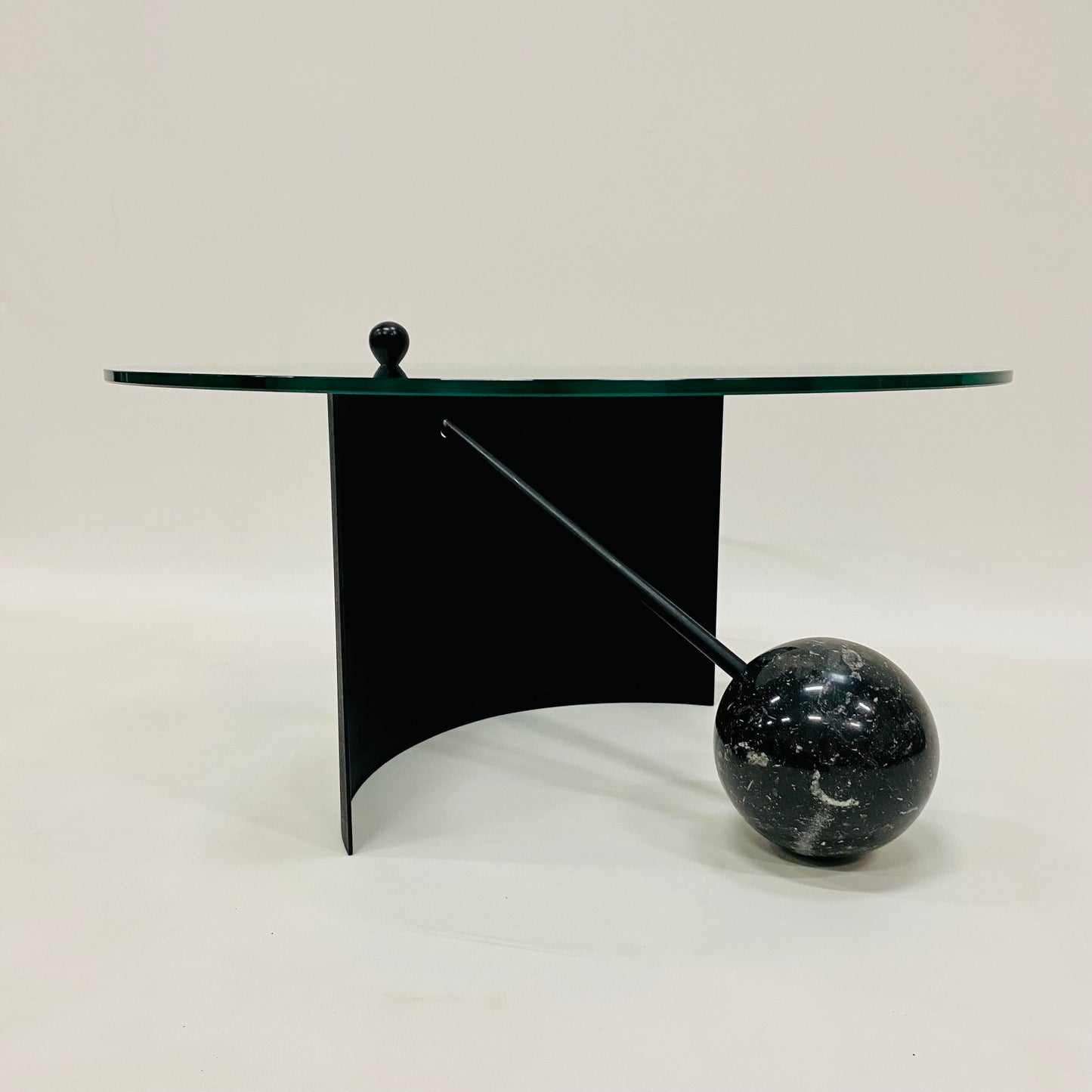 Geometrischer Couchtisch im italienischen Design mit Glasplatte, schwarzem Marmorgestell und Stahlfuß, Italien 1980