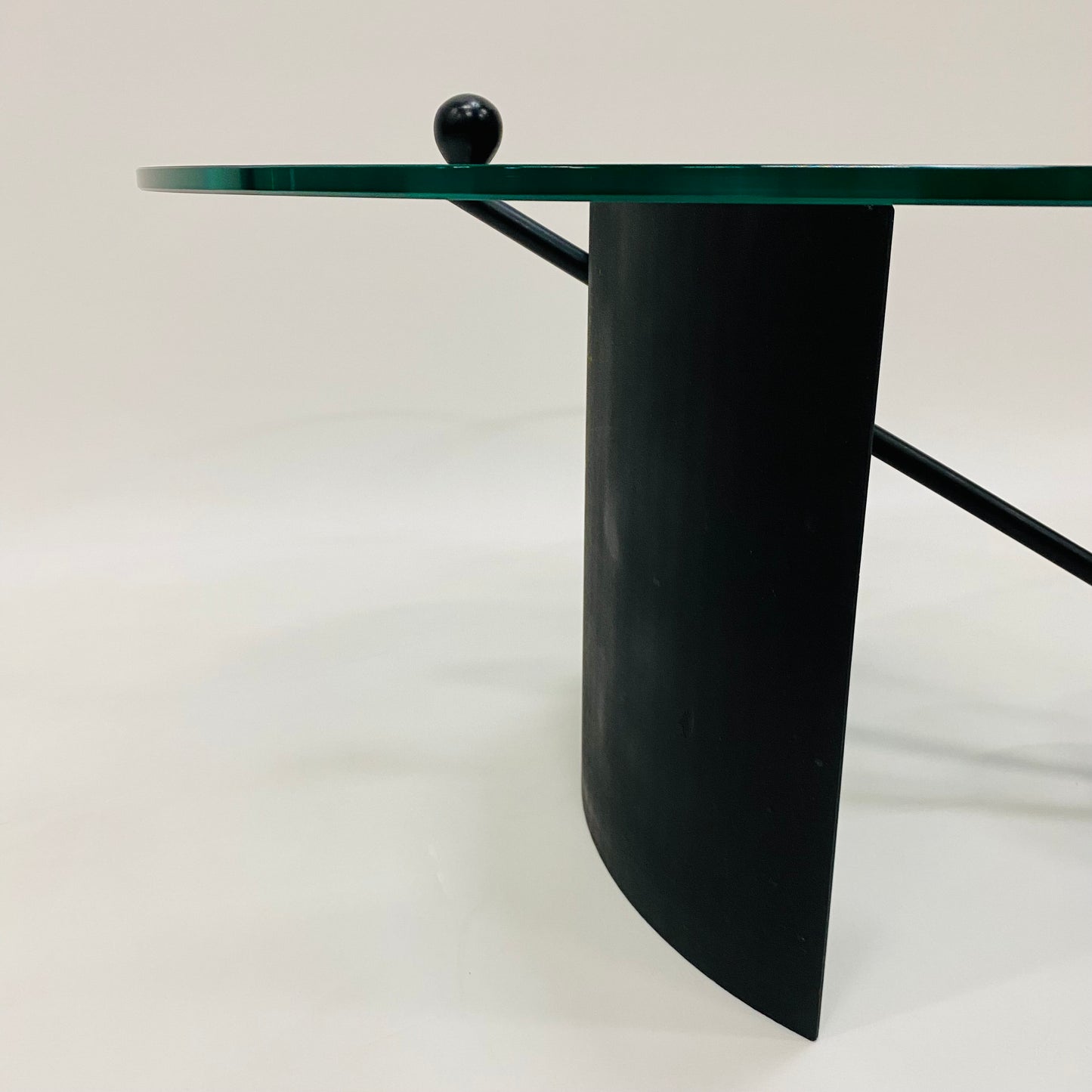 Geometrischer Couchtisch im italienischen Design mit Glasplatte, schwarzem Marmorgestell und Stahlfuß, Italien 1980