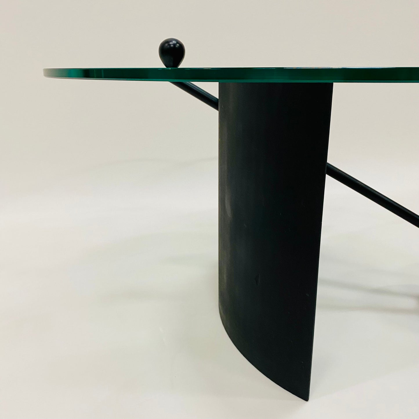 Geometrischer Couchtisch im italienischen Design mit Glasplatte, schwarzem Marmorgestell und Stahlfuß, Italien 1980