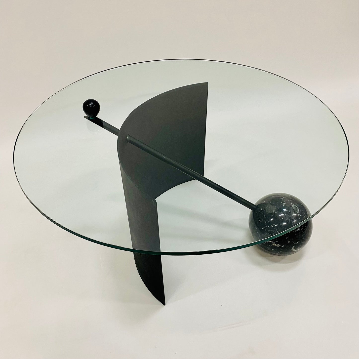 Geometrischer Couchtisch im italienischen Design mit Glasplatte, schwarzem Marmorgestell und Stahlfuß, Italien 1980