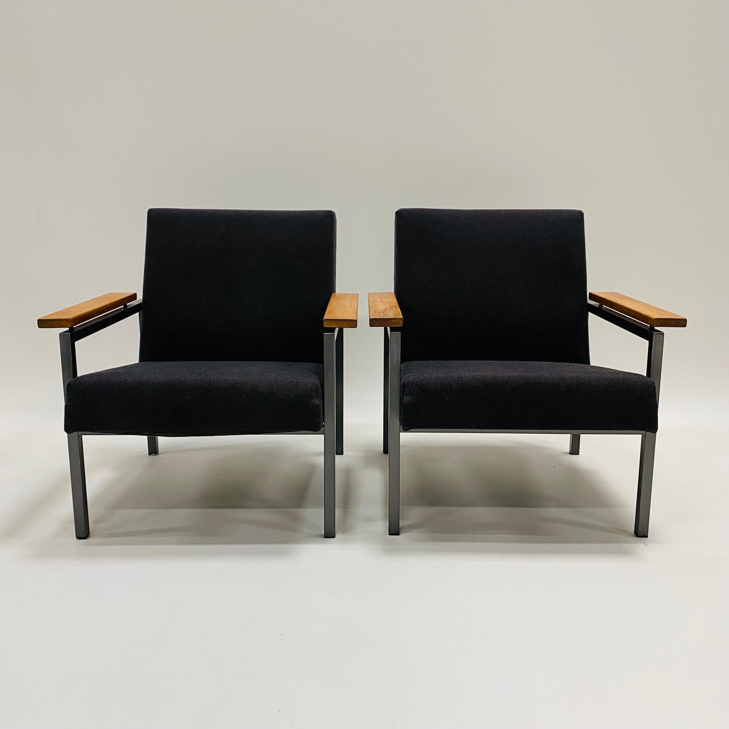 Set aus 2 grauen Sesseln „Modell 30“ von Gijs Van Der Sluis für Van Der Sluis Meubelen Culemborg Niederlande 1960