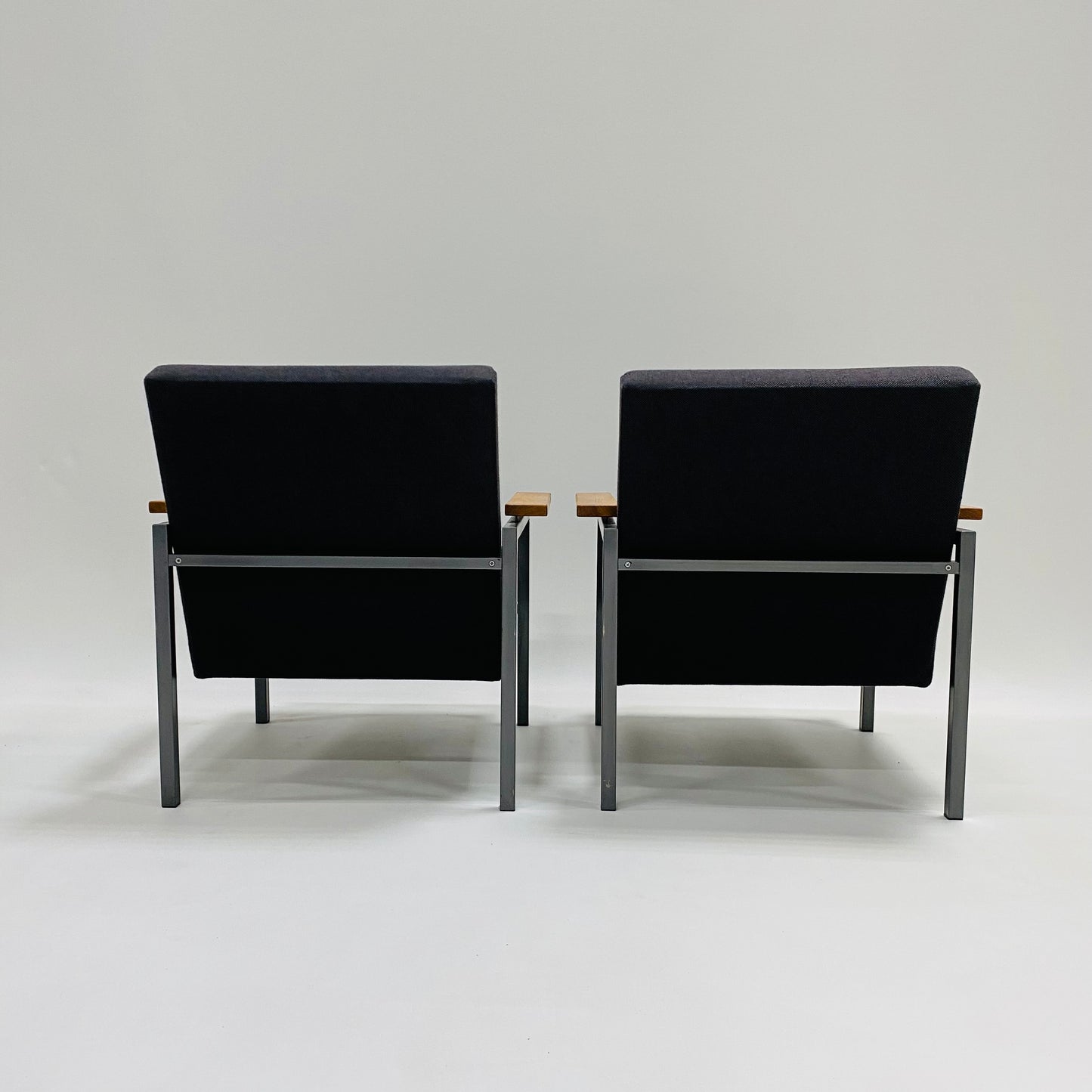 Set aus 2 grauen Sesseln „Modell 30“ von Gijs Van Der Sluis für Van Der Sluis Meubelen Culemborg Niederlande 1960