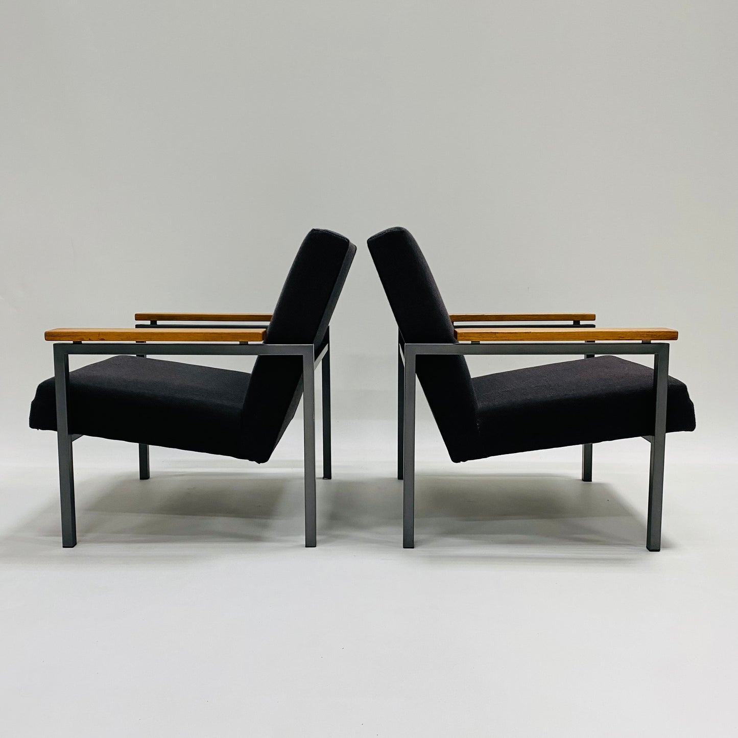 Set aus 2 grauen Sesseln „Modell 30“ von Gijs Van Der Sluis für Van Der Sluis Meubelen Culemborg Niederlande 1960