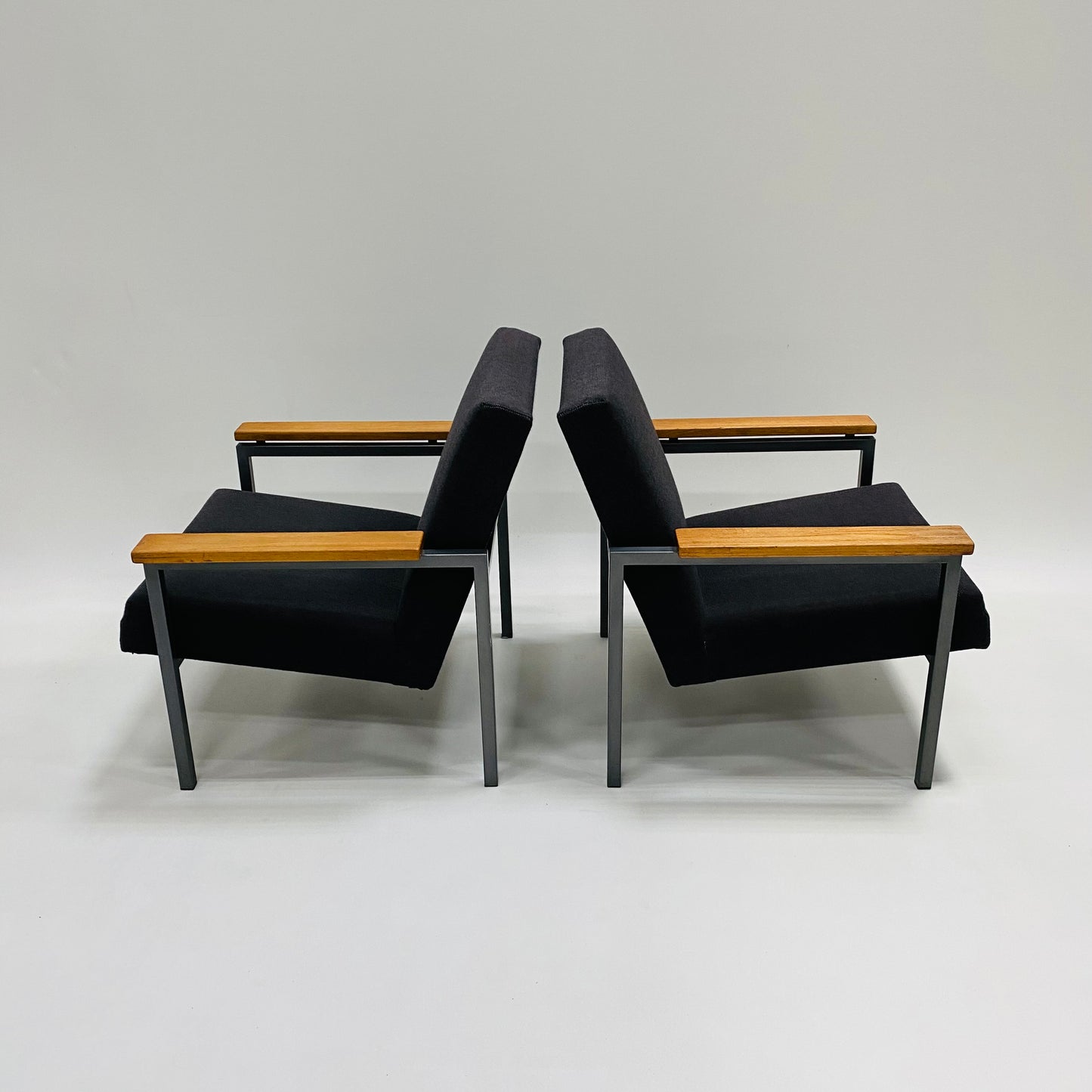 Set aus 2 grauen Sesseln „Modell 30“ von Gijs Van Der Sluis für Van Der Sluis Meubelen Culemborg Niederlande 1960