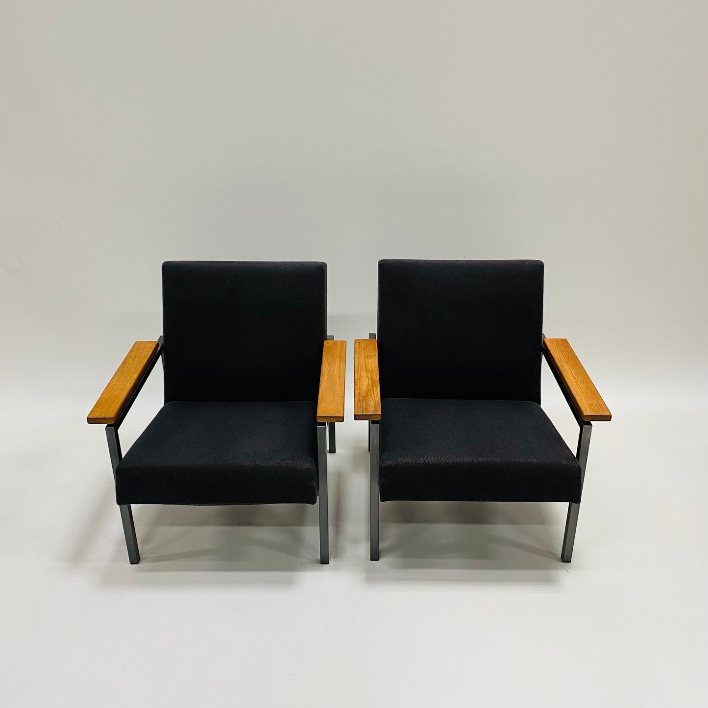 Set aus 2 grauen Sesseln „Modell 30“ von Gijs Van Der Sluis für Van Der Sluis Meubelen Culemborg Niederlande 1960