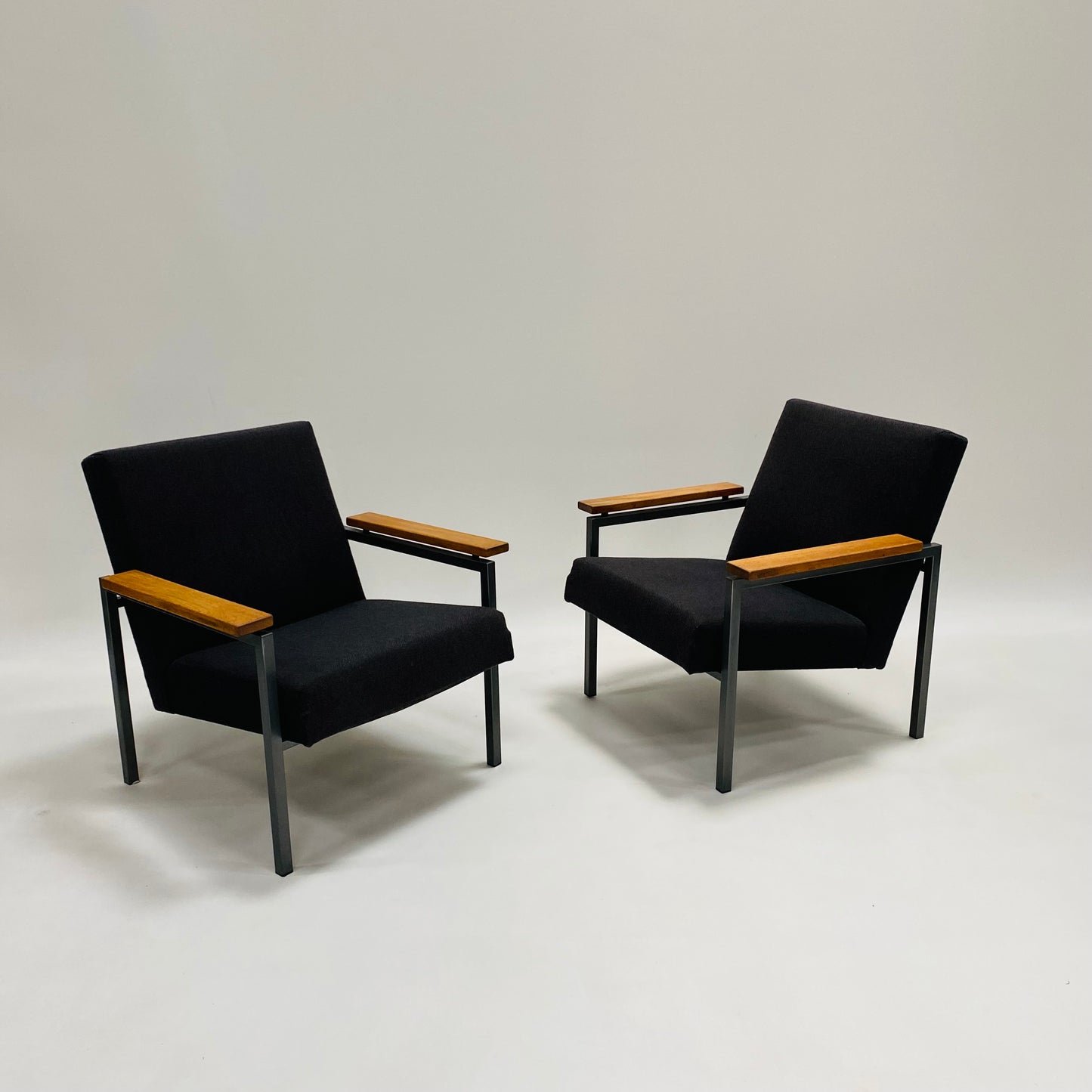 Set aus 2 grauen Sesseln „Modell 30“ von Gijs Van Der Sluis für Van Der Sluis Meubelen Culemborg Niederlande 1960