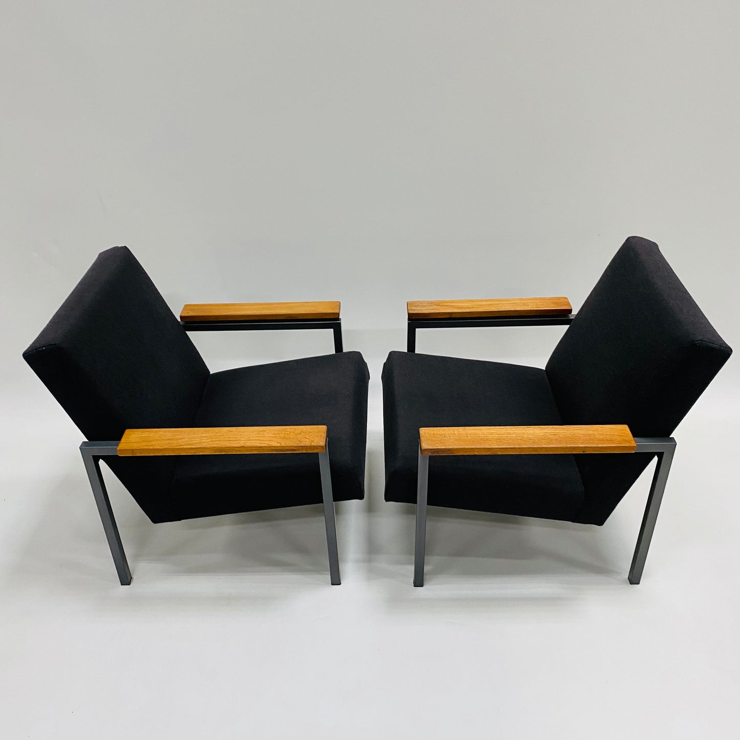 Set aus 2 grauen Sesseln „Modell 30“ von Gijs Van Der Sluis für Van Der Sluis Meubelen Culemborg Niederlande 1960