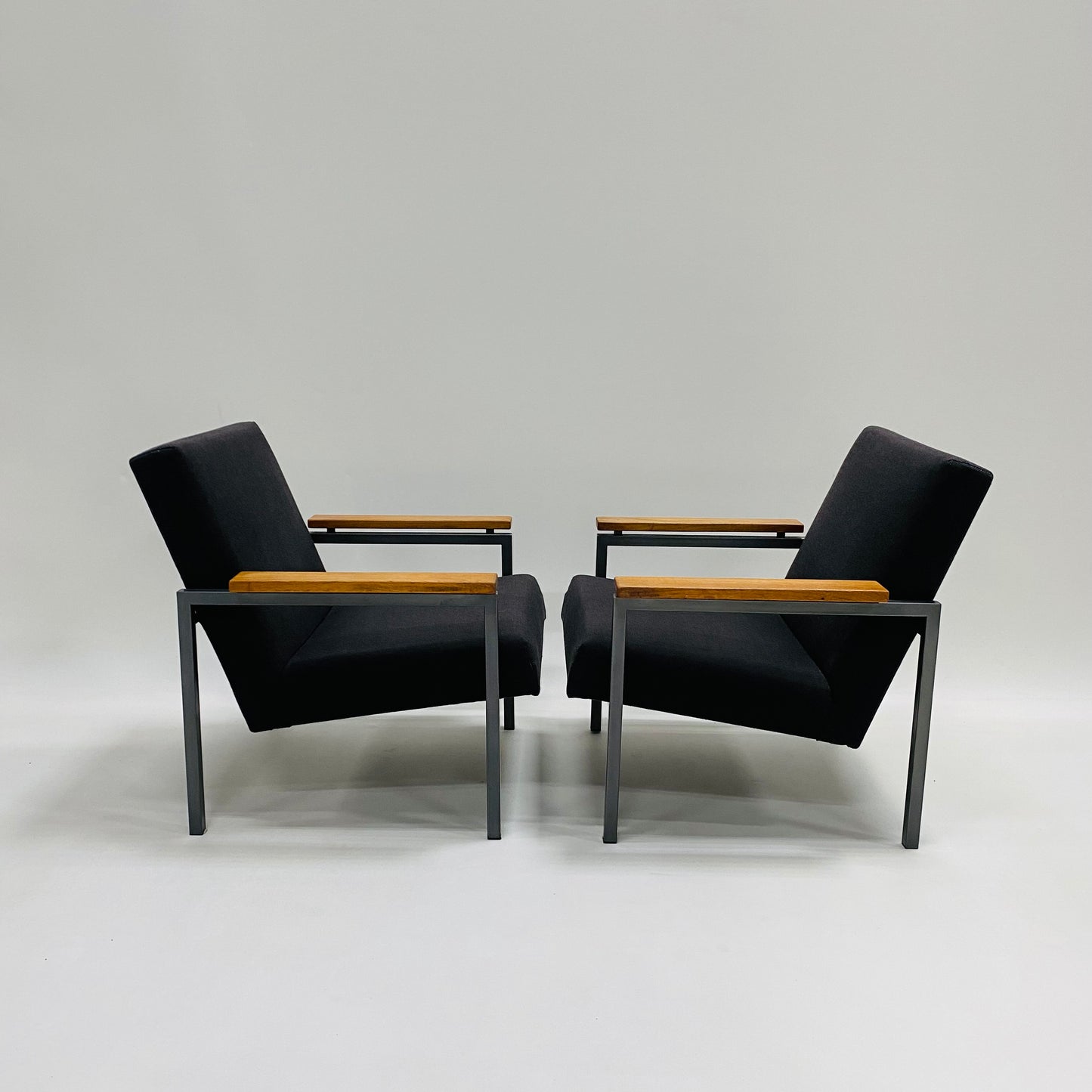 Set aus 2 grauen Sesseln „Modell 30“ von Gijs Van Der Sluis für Van Der Sluis Meubelen Culemborg Niederlande 1960