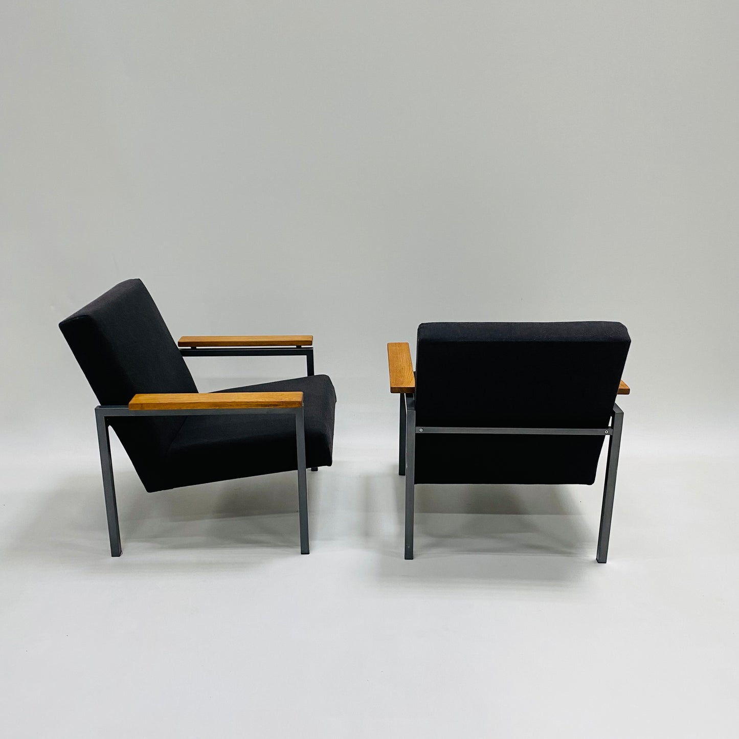 Set aus 2 grauen Sesseln „Modell 30“ von Gijs Van Der Sluis für Van Der Sluis Meubelen Culemborg Niederlande 1960