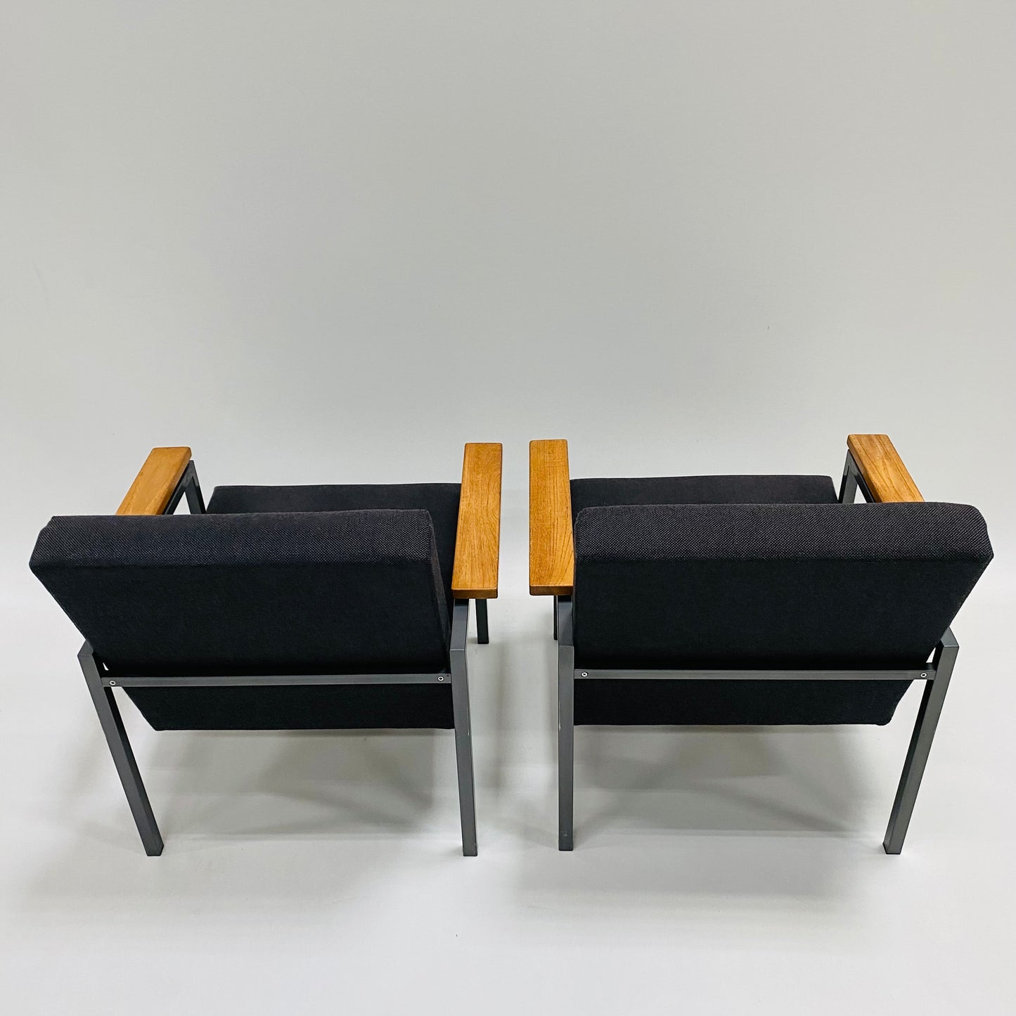 Set aus 2 grauen Sesseln „Modell 30“ von Gijs Van Der Sluis für Van Der Sluis Meubelen Culemborg Niederlande 1960