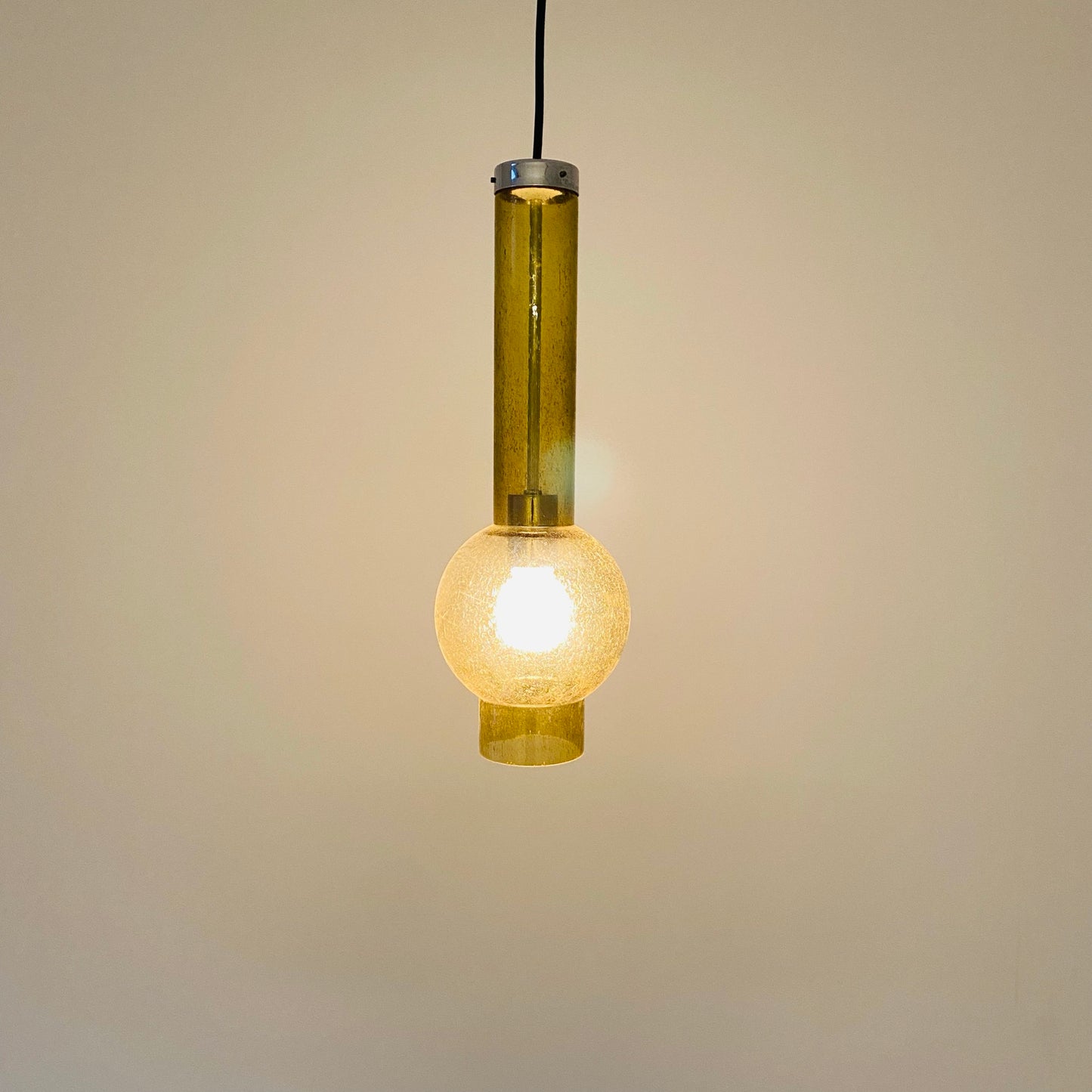 Pendelleuchte „P1115“ mit goldener Glasröhre von Staff Leuchten, Deutschland 1960