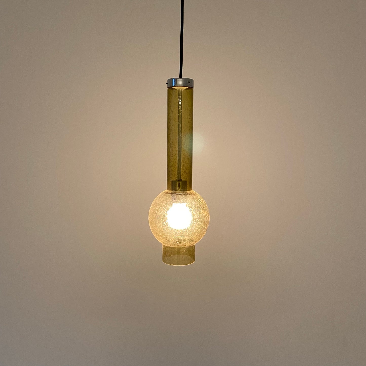 Pendelleuchte „P1115“ mit goldener Glasröhre von Staff Leuchten, Deutschland 1960