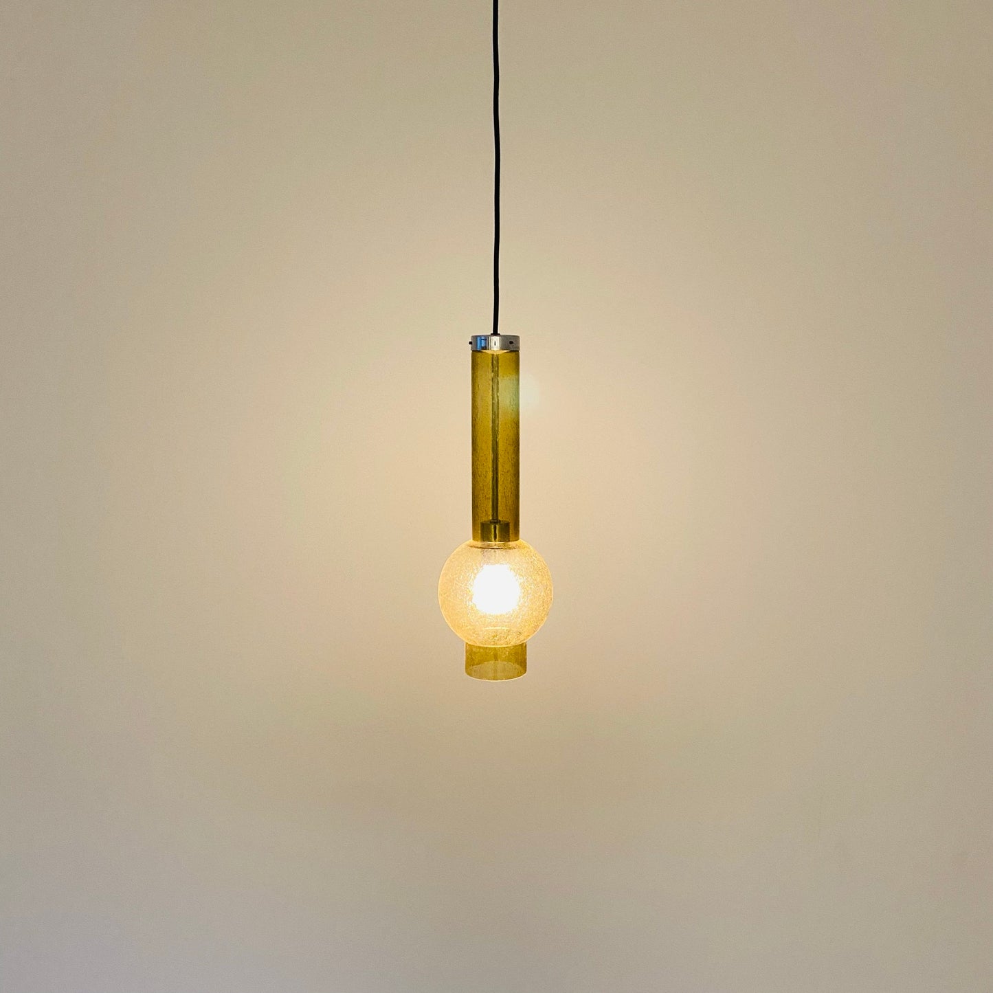 Pendelleuchte „P1115“ mit goldener Glasröhre von Staff Leuchten, Deutschland 1960