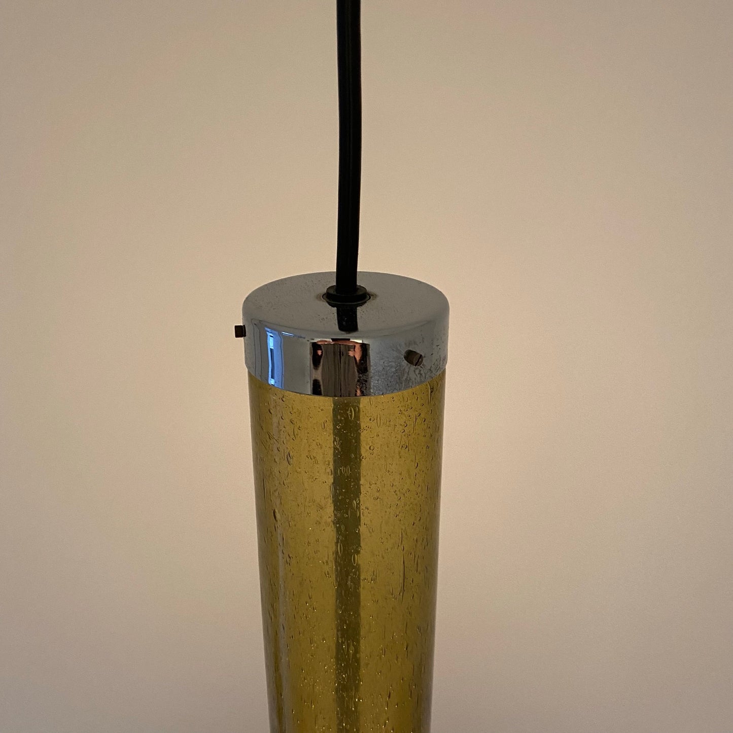 Pendelleuchte „P1115“ mit goldener Glasröhre von Staff Leuchten, Deutschland 1960