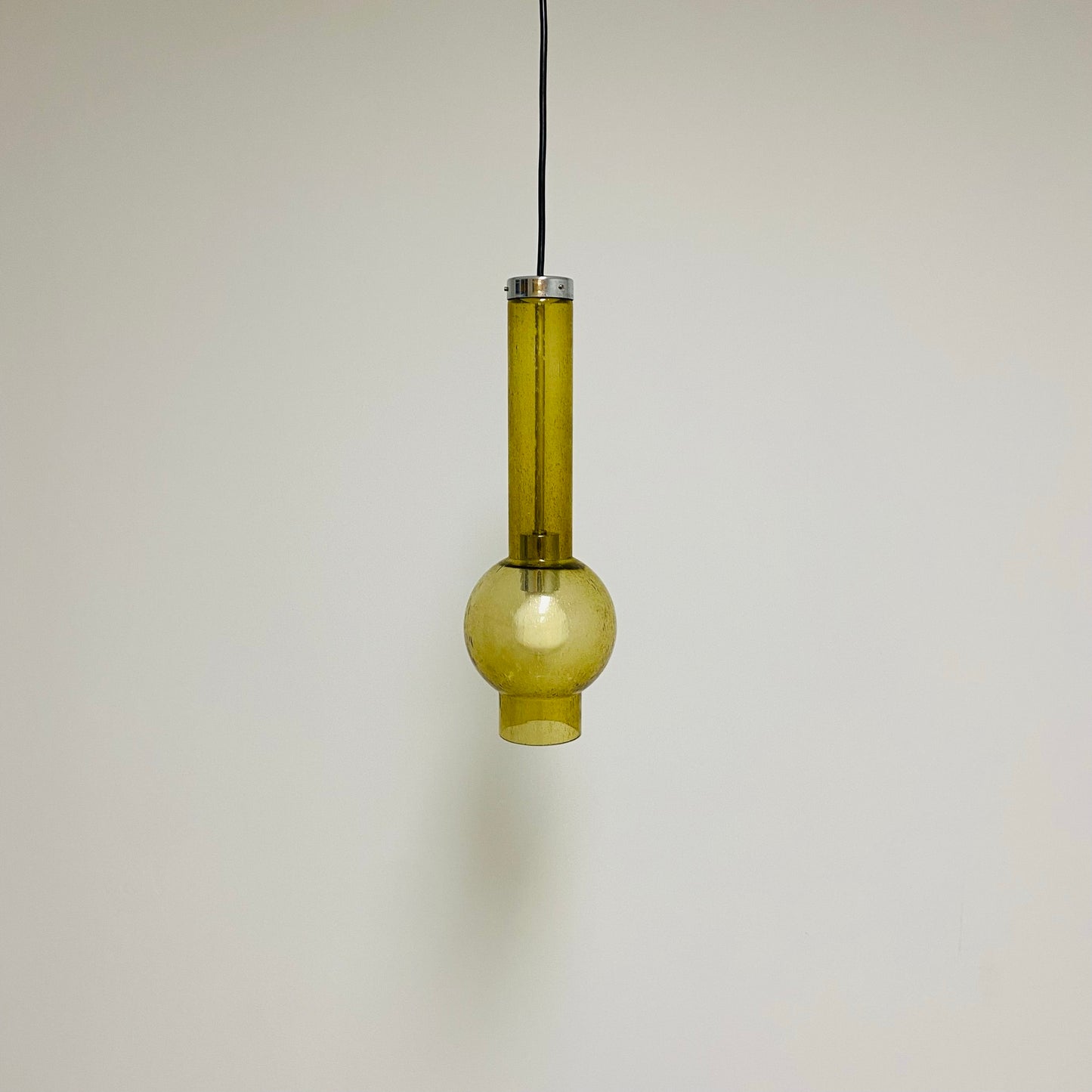 Pendelleuchte „P1115“ mit goldener Glasröhre von Staff Leuchten, Deutschland 1960