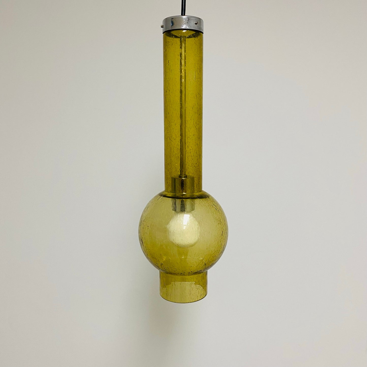 Pendelleuchte „P1115“ mit goldener Glasröhre von Staff Leuchten, Deutschland 1960