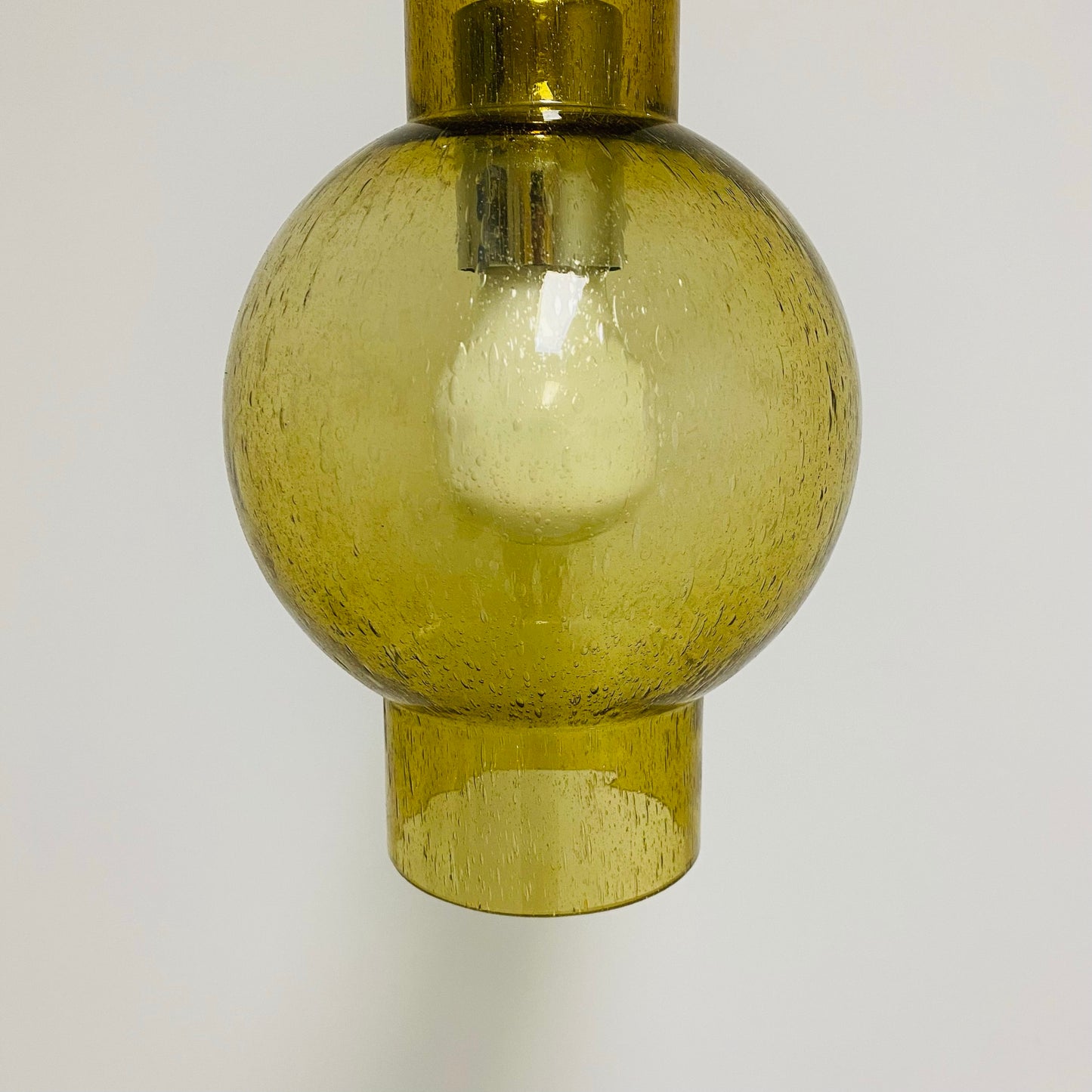 Pendelleuchte „P1115“ mit goldener Glasröhre von Staff Leuchten, Deutschland 1960