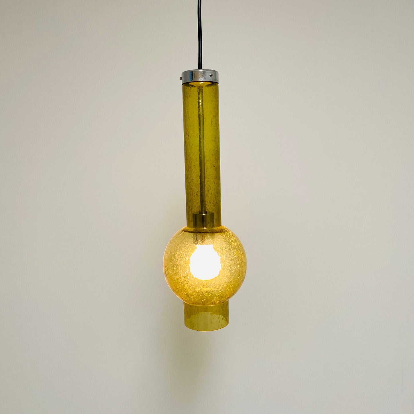 Pendelleuchte „P1115“ mit goldener Glasröhre von Staff Leuchten, Deutschland 1960