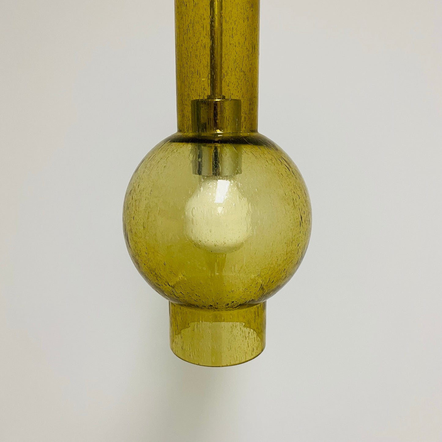 Pendelleuchte „P1115“ mit goldener Glasröhre von Staff Leuchten, Deutschland 1960