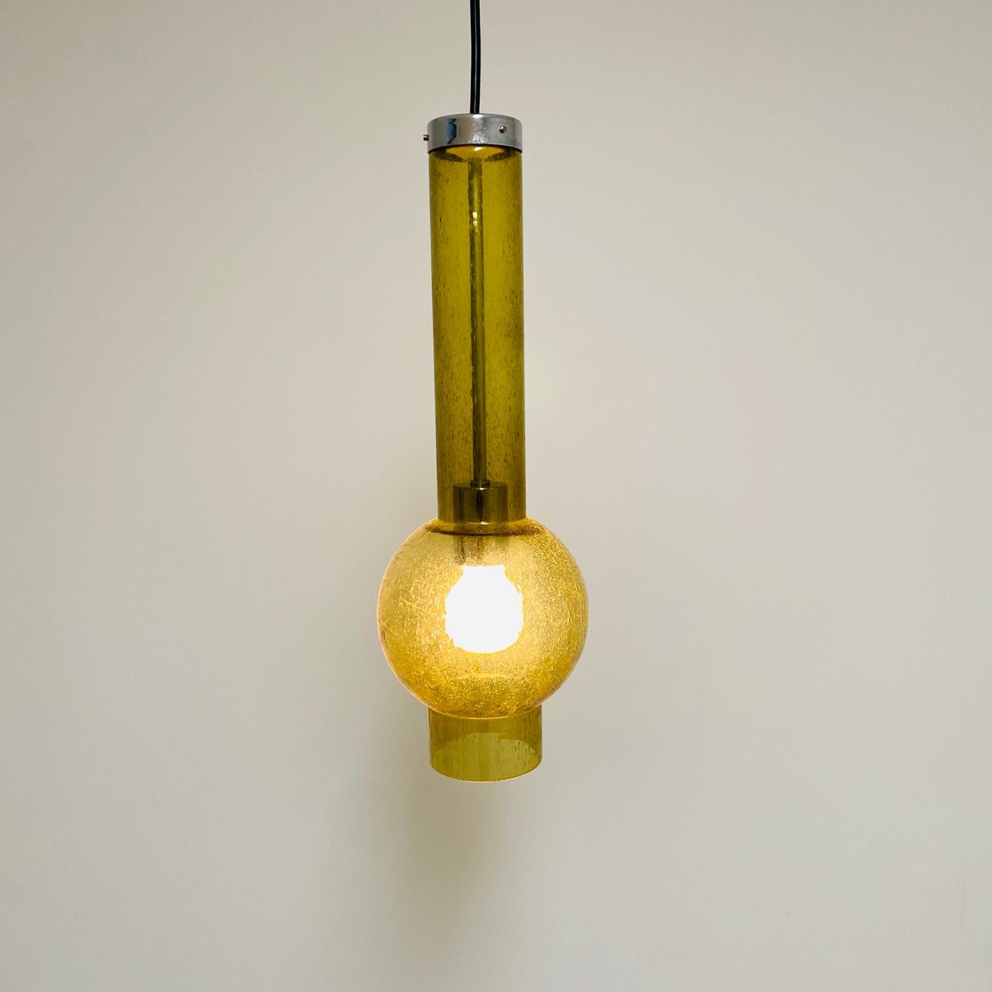 Pendelleuchte „P1115“ mit goldener Glasröhre von Staff Leuchten, Deutschland 1960