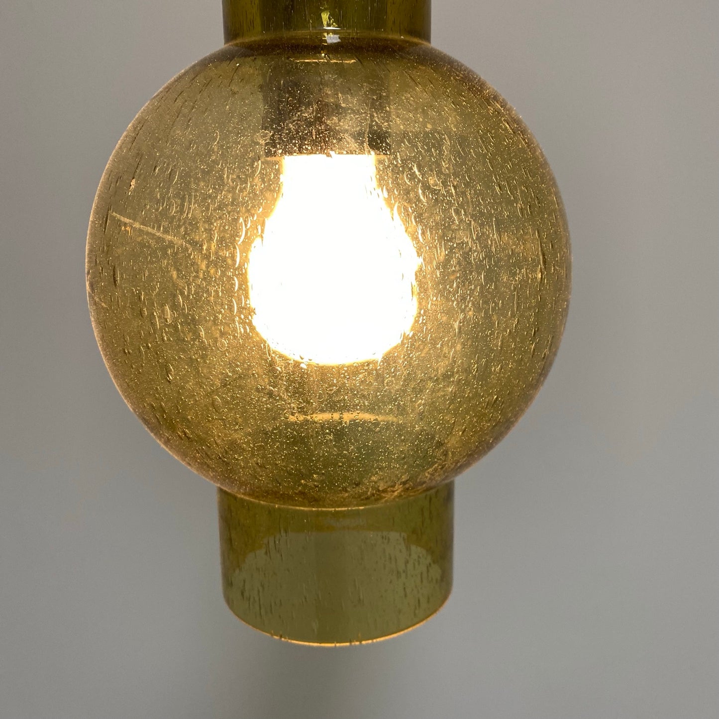 Pendelleuchte „P1115“ mit goldener Glasröhre von Staff Leuchten, Deutschland 1960