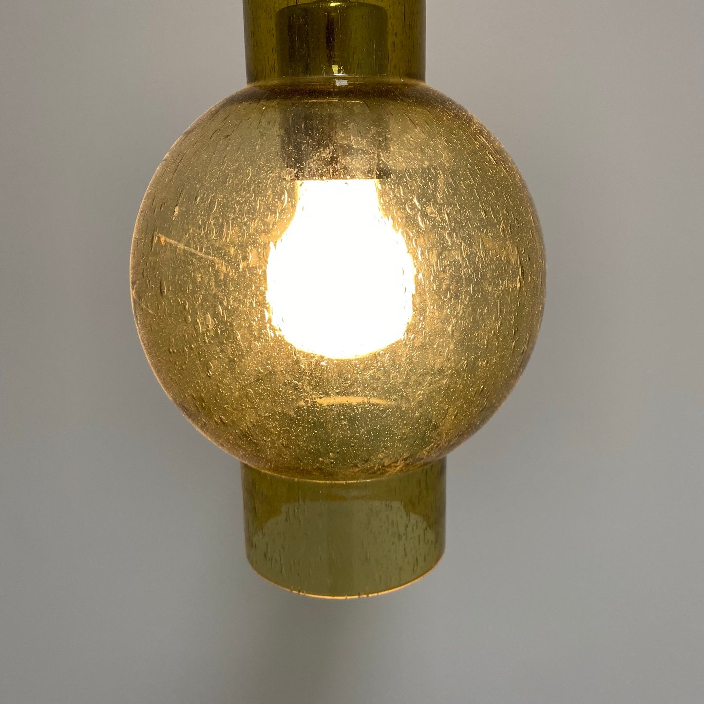 Pendelleuchte „P1115“ mit goldener Glasröhre von Staff Leuchten, Deutschland 1960