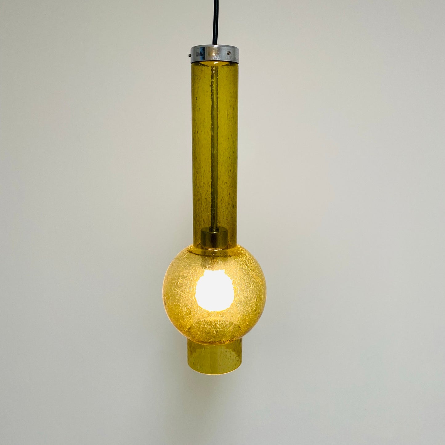 Pendelleuchte „P1115“ mit goldener Glasröhre von Staff Leuchten, Deutschland 1960