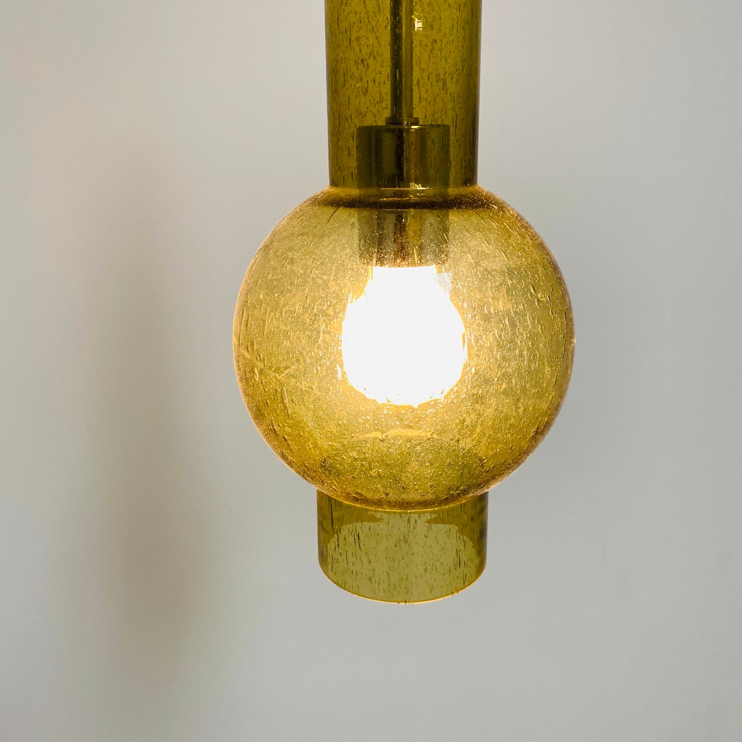 Pendelleuchte „P1115“ mit goldener Glasröhre von Staff Leuchten, Deutschland 1960