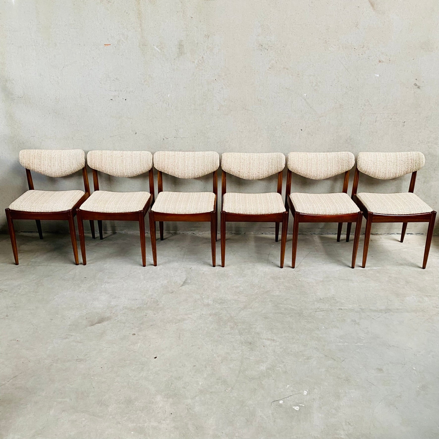 MID CENTURY DANISH DESIGN EXTENDABLE DINING SET WITH 6 CHAIRS, DENMARK 1960S