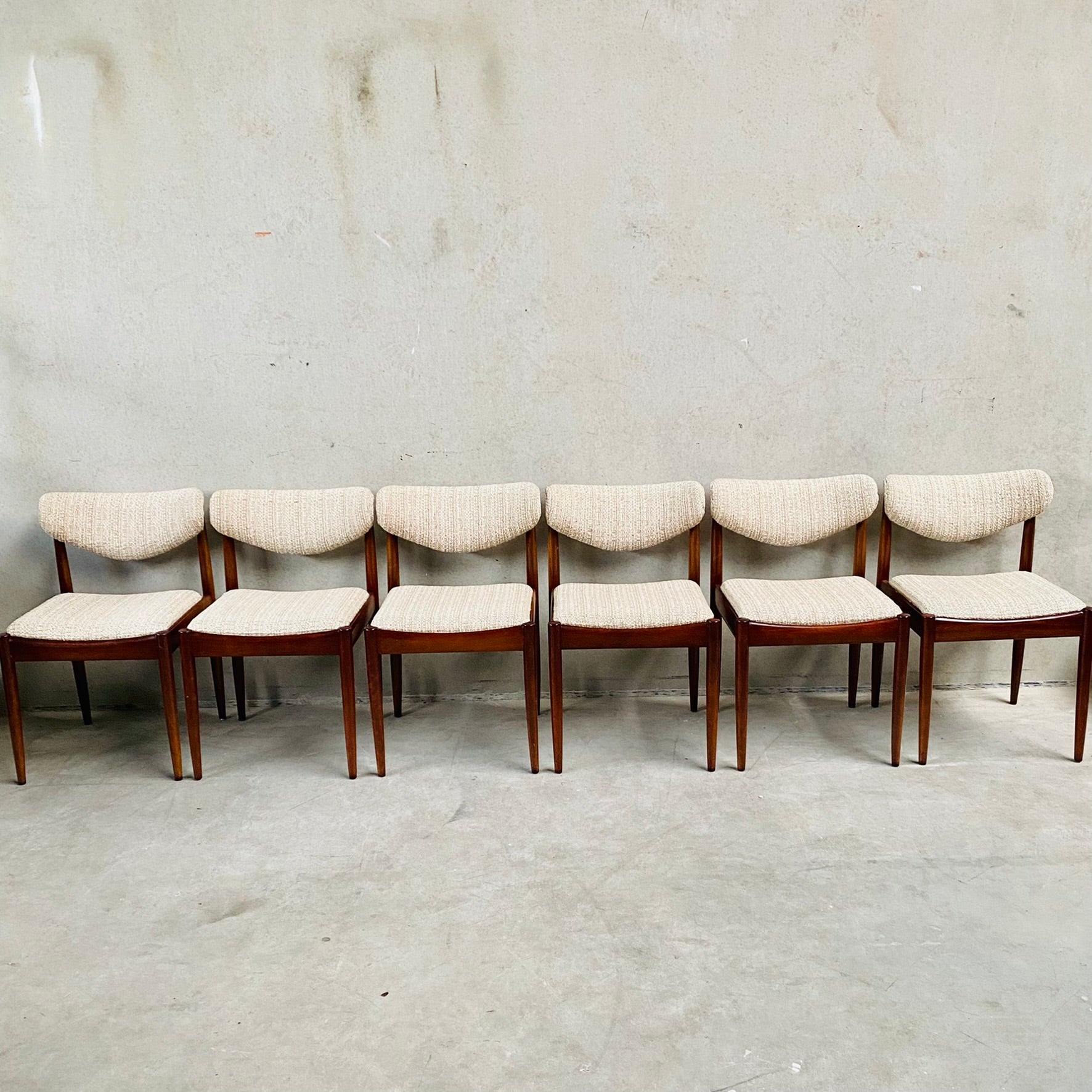 MID CENTURY DANISH DESIGN EXTENDABLE DINING SET WITH 6 CHAIRS, DENMARK 1960S