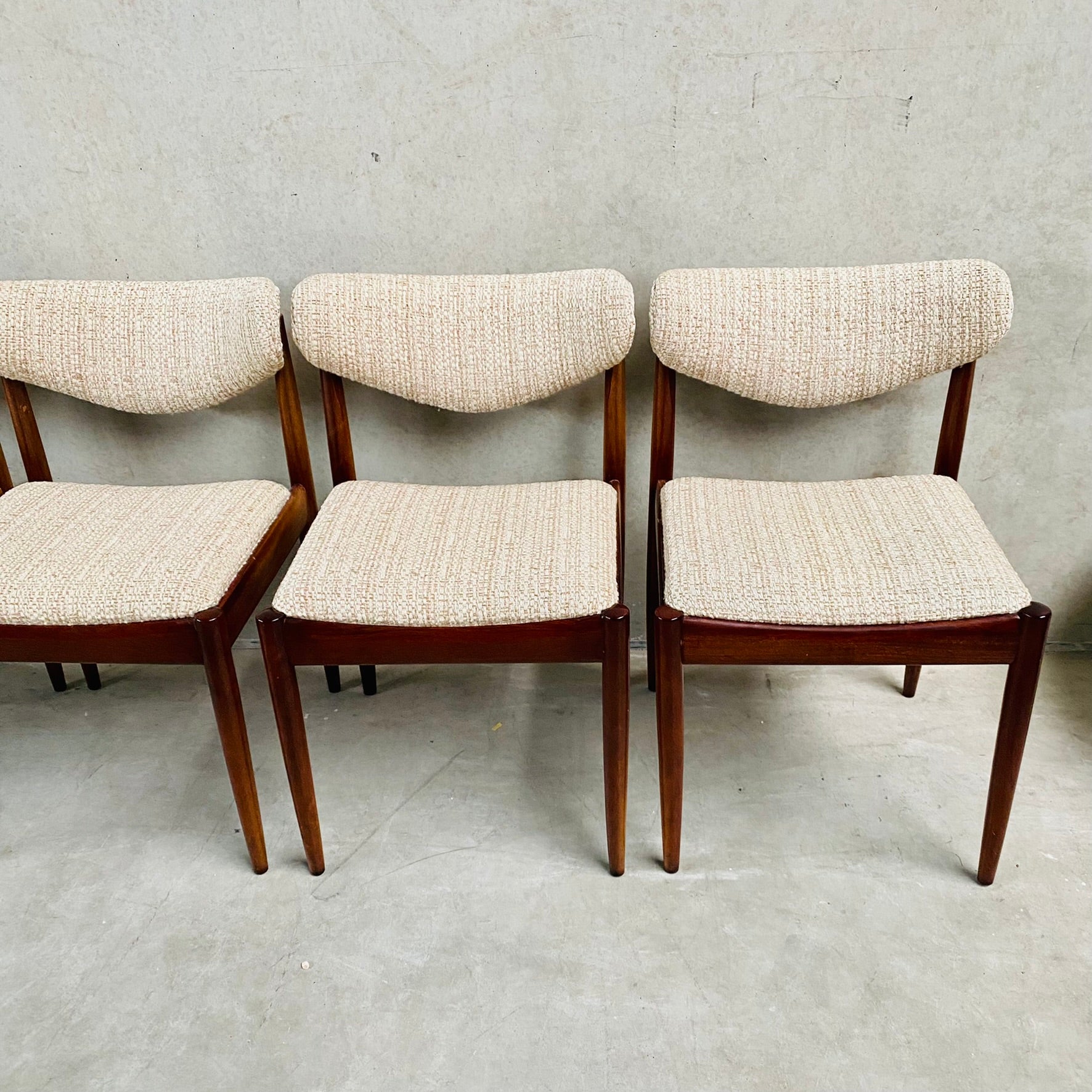 MID CENTURY DANISH DESIGN EXTENDABLE DINING SET WITH 6 CHAIRS, DENMARK 1960S